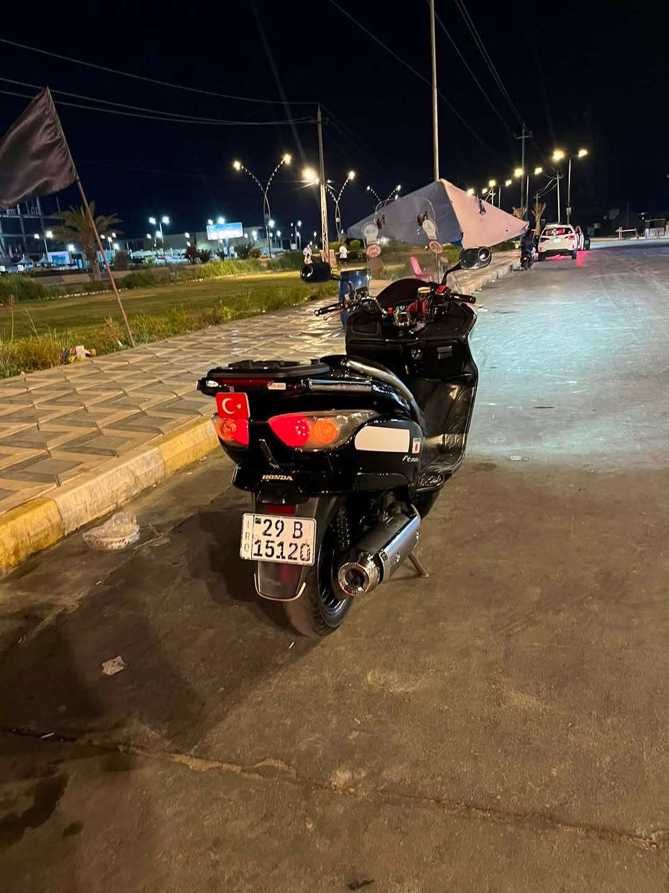مكينه كفاله تجي تكلب وشوف
رقم واسط مداور نفس اليوم
كهربائياتها كلها شغاله 
منضومه زنون عالي ناصي تعمي
مكاني كوت
***********
