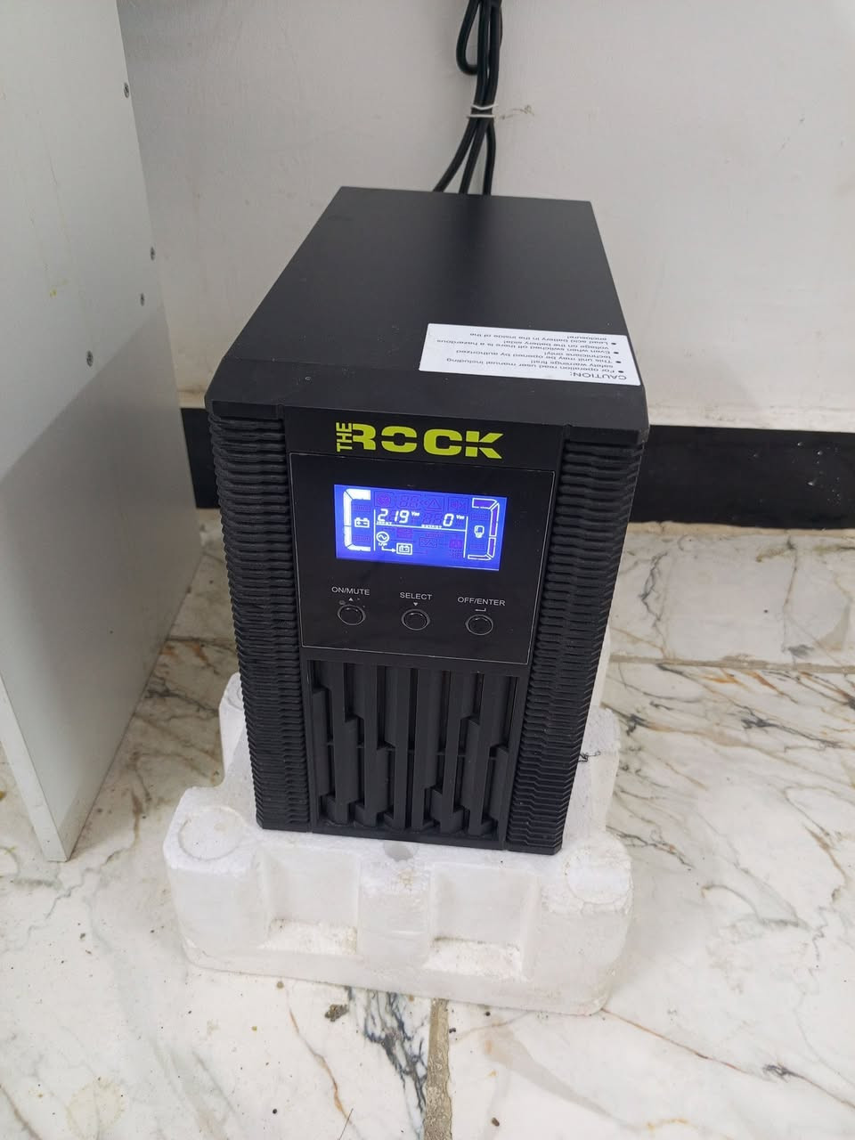 📌 للبيع: يو بي اس أونلاين ROCK ONLINE UPS 1KVA 2BAT +شاشه msi
* الموديل: ROCK ONLINE UPS 1KVA (2BAT)

 * النوع: Online Double Conversion (موجة جيبية نقية Pure Sine Wave - تحويل لحظي 0ms بدون انقطاع).

 * القدرة الفعلية: 1000VA (حدود 800W - 900W)، ممتاز جداً لحماية وتغذية حاسبات القيمنق (PC)، السيرفرات، وأجهزة الشبكة من تذبذب الكهرباء.

 * البطاريات: يحتوي على بطاريتين داخليتين (2BAT) توفر وقت تشغيل ممتاز لحفظ عملك وإطفاء الجهاز بأمان.

 * تفاصيل الجهاز: اشتريته قبل شهر واستخدامي له كلش قليل بسبب انشغالي بالعمل.

 * السعر الأصلي بالشراء: 250 ألف دينار.

 * سعر البيع: 175 ألف دينار قفل (غير قابل للتفاوض).

 * المكان: بغداد - مدينة الصدر.

للتواصل والاستفسار عبر الخاص أو الاتصال على الرقم: *********** 

📌 للبيع: شاشة MSI MAG G275QF 2K

 * الموديل: MSI MAG G275QF

 * الحجم: 27 إنش

 * الدقة: 2K Quad HD (2560x1440)

 * نوع اللوحة: Rapid IPS Flat

 * معدل التحديث: 180Hz

 * زمن الاستجابة: 0.5ms Rapid

🔹 الحالة: اشتريتها بالكارتون قبل شهر جديدة ما مستعملها هواي.

🔹 السعر: 275 ألف دينار وبيها مجال (مشتراها الأصلي بـ 330 ألف).

🔹 للتواصل: ***********
