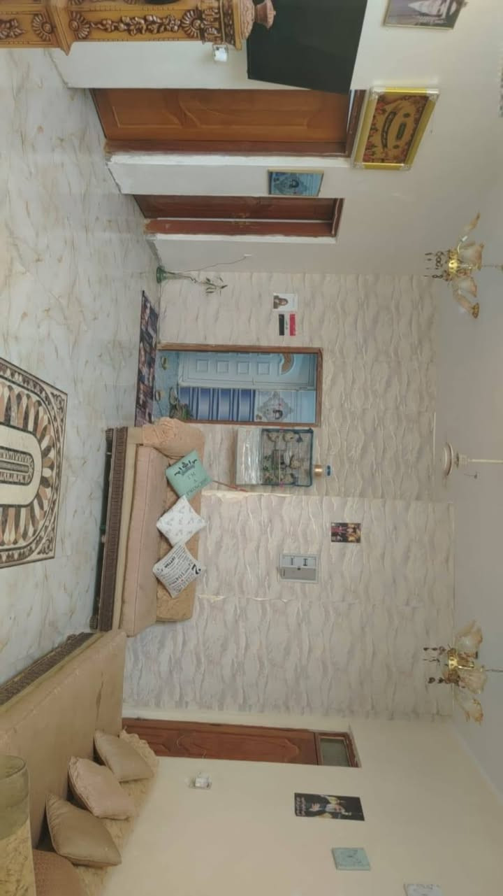 منزل للبيع المكان (حي السبل قرب مدرسة براعم الأمل)يحتوي على غرفتين وصالتين واستقبال ومطبخ حار وبارد حمامات خارجيه وداخليه وحديقه مثل ما موجود ب الصوره مساحة المنزل 600 والبناء 200 رقم الهاتف  ***********
