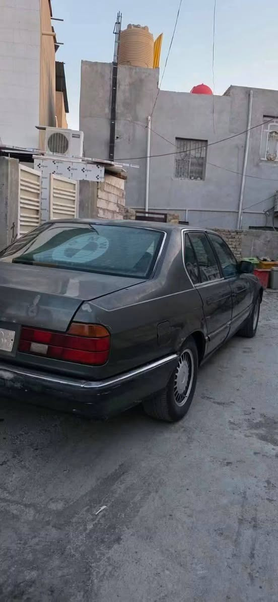 بي ام ٧٣٥ • ١٩٩٠ • مكينة جديدة