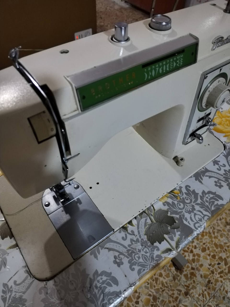 سلام عليكم مكينه خياطه برذر نظيفه وتشتغل وشغلها كلش حلو مع الميز مالتها والاغراض سعرها ١٧٠ الف وبيها مجال للشراي مكاني كربلا وهذه رقمي ***********
