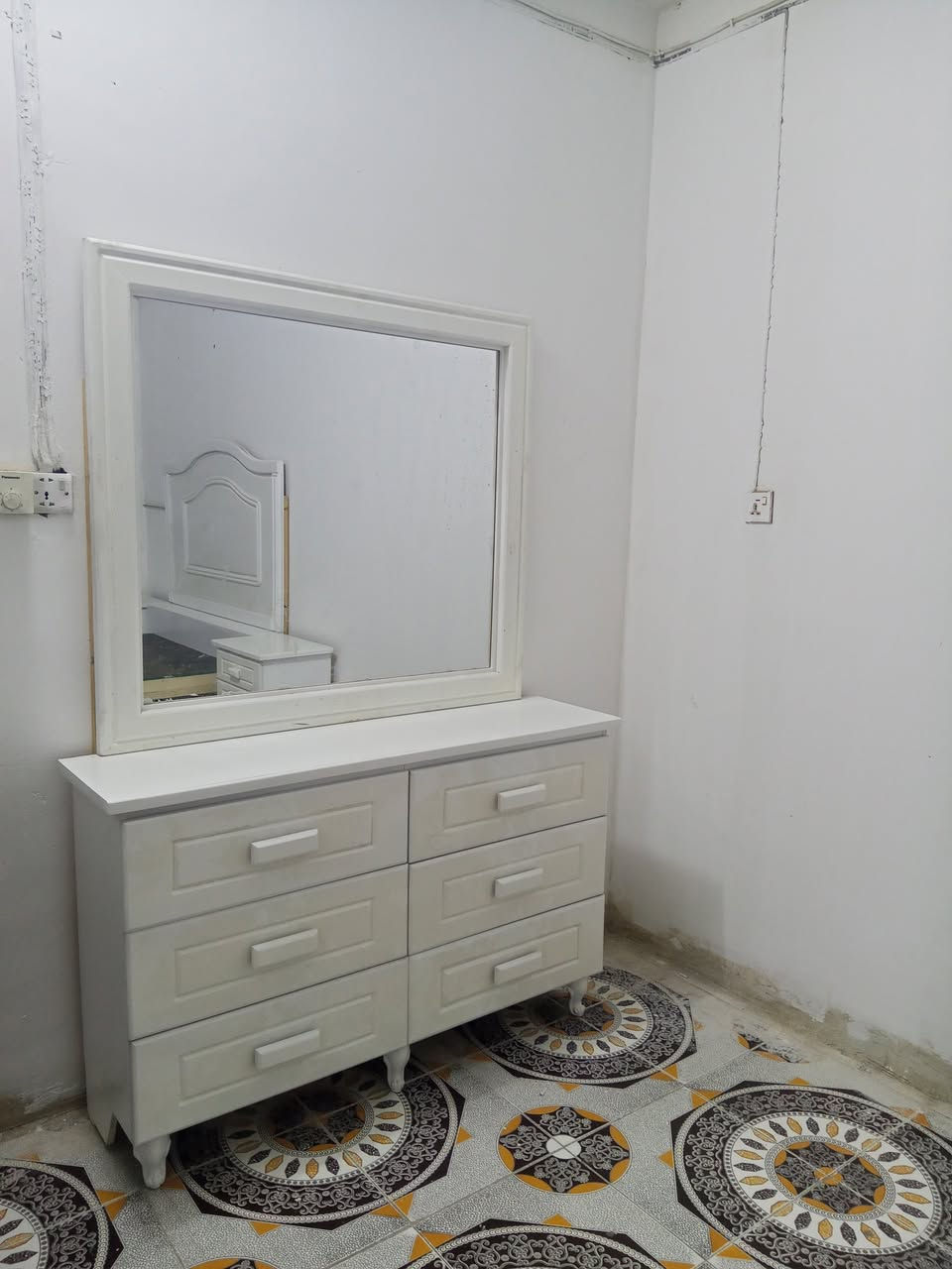 تم التسليم بنجاح ✨👑
​بناءً على طلب زبوننا الكريم، تم تنفيذ وتوصيل هذه الغرفة البيضاء الأنيقة لمقر سكنه بالهناء والبركة.
​في معمل نجارة الموسوي، نجمع بين متانة النجارة العراقية والأناقة العصرية للتصاميم التركية لنحول تطلعاتكم إلى واقع يفيض بالجمال والجودة.
​✨ المواصفات الفنية:
• ​الطراز: نجارة عراقية متينة بتصميم تركي كلاسيكي ناعم باللون الأبيض الجذاب.
• ​الهيكل: خشبي متين (بلوك بورد).
• ​الطلاء: صبغ حراري مقاوم وذو لمعة راقية.
• ​الخيارات: متوفر لدينا أكثر من 80 تصميماً مختلفاً يناسب جميع الأذواق.
​📞 للطلب والاستفسار (اتصال أو واتساب):
***********
​📍 العنوان:
الناصرية - حي أور
