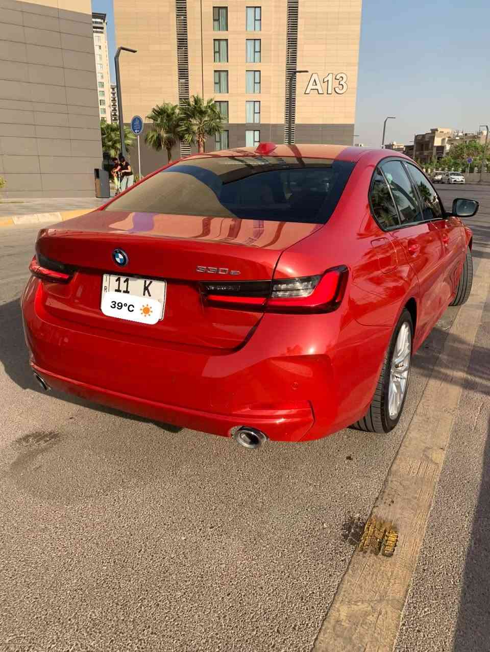 السلام عليكم

للبيع BMW 330e موديل 2023

فول أعلى فئة بالمواصفات

محرك 2.0 توين باور تيربو  292 حصان والعزم 420 نيوتن

السياره تعمل بنظام (البنزين + هايبرد + كهرباء) اقتصادية جداً

مع امكانية شحن السيارة بالكهرباء تقطع مسافه من 30 الى 45 كيلو 

ماشيه 25 الاف كيلو فقط

1.نظام الأوتو بارك (ركن السيارة بدون تدخل السائق) 

2.نظام البارك إسيست (امكانية ارجاع السيارة بالكراج تلقائي)

3.كامرات 360 درجة عدد 4 محيطيه 3D

4.فتحة سلايد روف

5.داتا شو Head Up Display (يعرض بالجامه الامامية)

6.نظام صوت فاخر Harman/Kardon Logic 7

7.شاشة كبيرة متصله خاصه بموديل 23 و24

8.فتح الصندوك بالقدم 

9.لايت ليزر اصلي داينمك

10.كشنات جلد لون جملي Camel + الكشنات كهرباء وخزن ميموري 

11.تدفئه بالمقود والكشنات

12.تصعيد وفتح الزجاج بالبصمه

13.حساسات امامي خلفي جانبي

14.اضاءة محيطية متغيرة الالوان

16.نظام تعتيم بالمري Auto Dim

17.شفتات بالمقود

18.شاحن تلفون وايرلس

19.نظام الترحيب عن الاقتراب من السيارة

20.ابل كار بلي وايرليس

21.رادار امامي

22.رادار النقطة العمياء

23.رادار الخروج عن المسار

ضررها بابين صفحة السايق  تبديل اصلي وكاله  فقط 

جميع الايرباكات سليمه فقط ارباك البرده  طاك 

مكان السيارة بغداد

+964 770 808 6701

نص مكتوب في الصور:
- 39°C