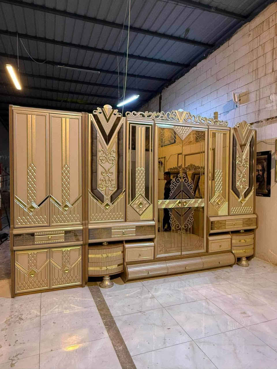 🔥 غرفة تركية أصلية موديل حديث 🔥
✨ 11 قطعة — كوالتي عالي وضخامة مميزة
💎 نظافة 95/100
💡 إنارة شغالة
🛏️ سرير مخزن
🪟 ظهر بلوك + جام برونزي+برغي وجوي حديد 
شازلون مقطعه ملڪيه 🌜
🧵 أقمشة وتر بروف أصلية
🚪 نظام أبواب
🎨 لون مميز ونزاكة فول
💰 
🔥 السعر مليونين و300

🚛 شد ونقل داخل بغداد مجاناً
📦 توصيل المحافظات بأجور النقل***********

