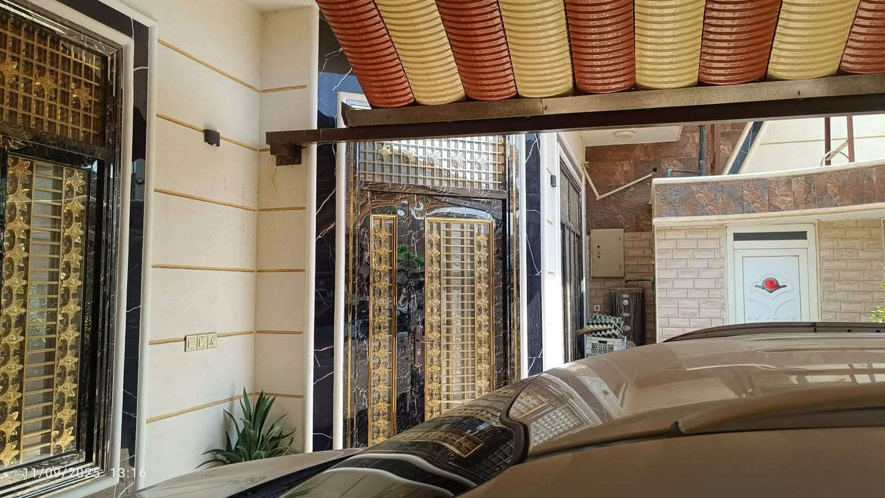 السلام عليكم 
دار للبيع في الهاشمية حي الامير ال95  🏡 
طابو صرف طابقين 200 متر  يقع على شارع 15 باتجاه مديرية تربية الهاشمية
التفاصيل:بناء طابوق وصب كونكريت للطابقين بناء سنة 2022 .
الارضية بورسلين الاسباني .
الابواب والشبابيك سل ستيل تركي 
جبس درجة ممتازة ونقوش عصرية
منظومة ستلايت 
منظومة سبالت
منظومة كاميرات
منظومة حشرات
منظومة انترنيت
عدد الغرف مع الابعاد:
استقبال 7×4
مطبخ 5×5
صالة 9×4 في الطابق الثاني كذلك
غرفة نوم عدد4
مجمعات صحية عدد 3
بيتونه 6×4 
درج داخلي عدد 2 
السطح فرشي 
#السعر_215  
للاستفسار زيارة مكتب الوسمي للعقار -الكائن في الهاشمية حي العسكري شارع ابو سلام -بجوار محلات سيد مظفر
***********اتصال
                                                     ***********واتساب
ابو زيد الجبوري
