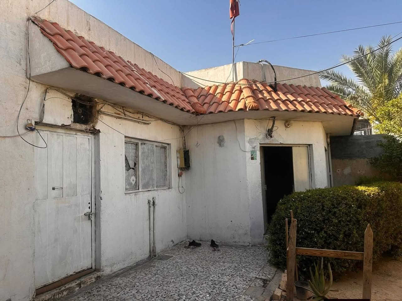 للبيع بيت داخل مجمع الإحسان المربع الأول مساحه 300 نظيف ملاحظه يحتوي على مسلك مجاري  للأستفسار الاتصال برقم***********
***********

