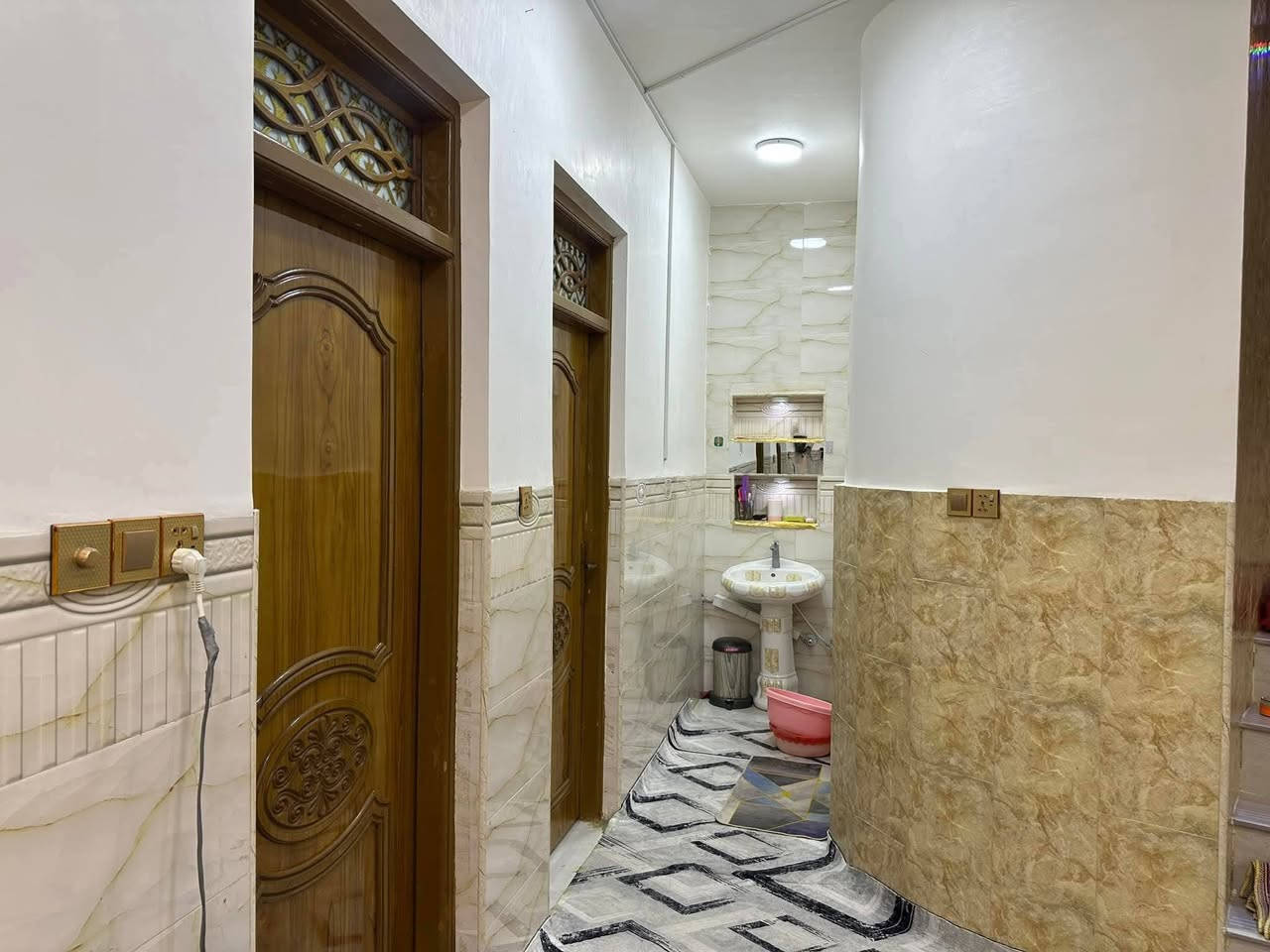 دار للبيع 150متر
صب كونكريت 
طابق واحد يحتوي على غرفتين.صاله ومطبخ. استقبال 
وحمام داخلي .خارجي 
العنوان:شارع المطار الجديد قرب شارع السبيس 
قرب سادين المطار الرئيسيات
  سعر 80وبيه مجال طابو زراعي سند 25مشمول بتطويب 
الاستفسار الاتصال على الرقم: ***********.... ***********
