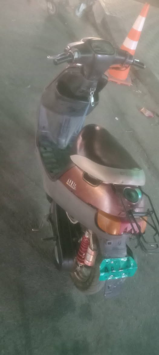 السلام عليكم دراجه بطه شغاله وفول الفول السعر 200 وبيه مجال للشراي مكينه حلوه كهربائيات شغاله لايت امامي خلفي عالي ناصي للتواصل (***********
