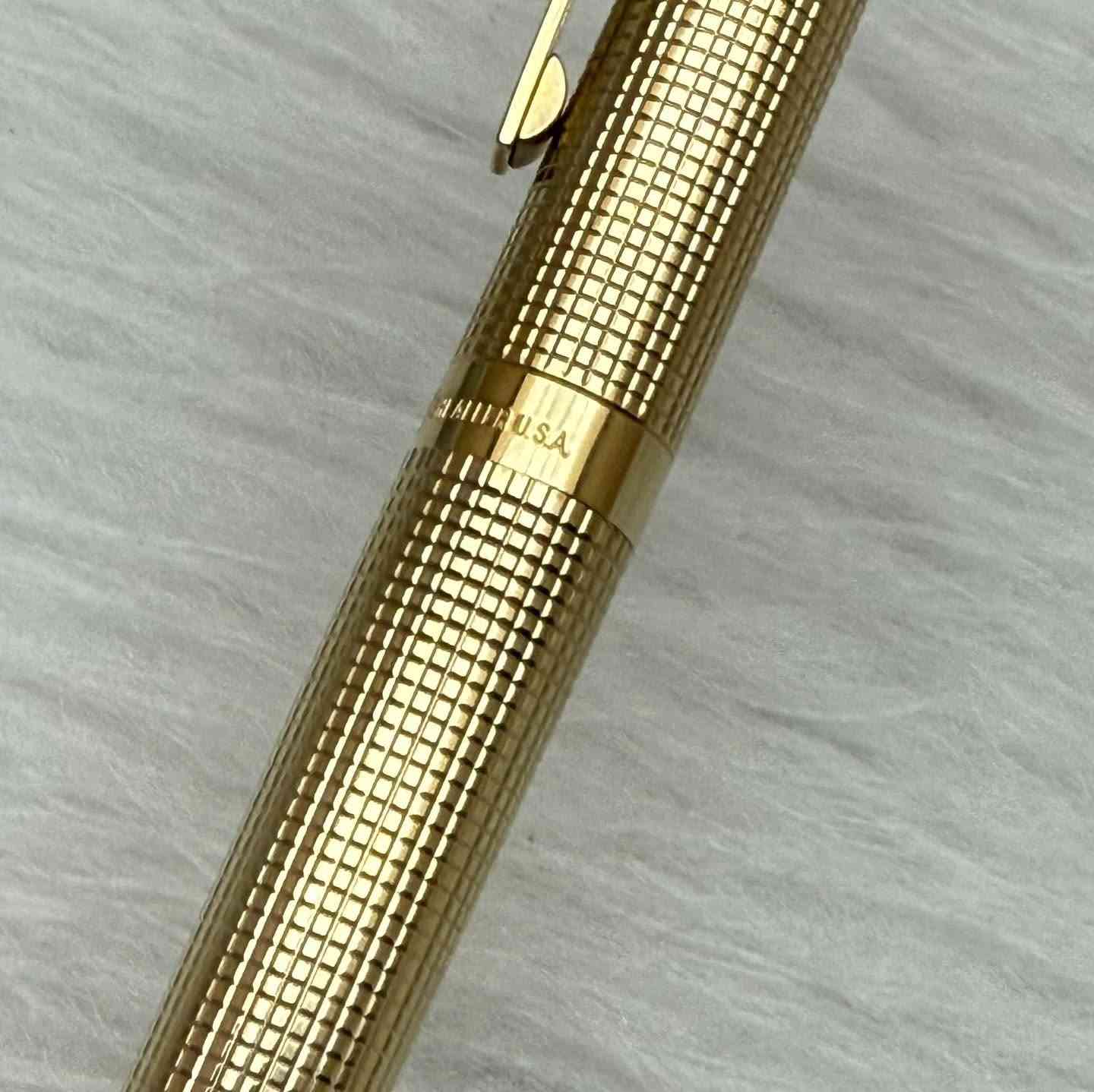 SHEAFFER(TARGA)
قلم شيفر تاركة
حبر
امريكي المنشأ اصلي 
طلاء ذهب 
ريشة(سلاية) ذهب خالص عيار 14k
نقشة مميزة 
حجم الخط F
انتاج سنة الثمانينات 
جديد غير مستخدم 
مع العلبة و الكرنتي
للاستفسار المراسله على الواتساب او الاتصال بالرقم  *********** 
يوجد خدمة توصيل داخل بغداد و محافظات

