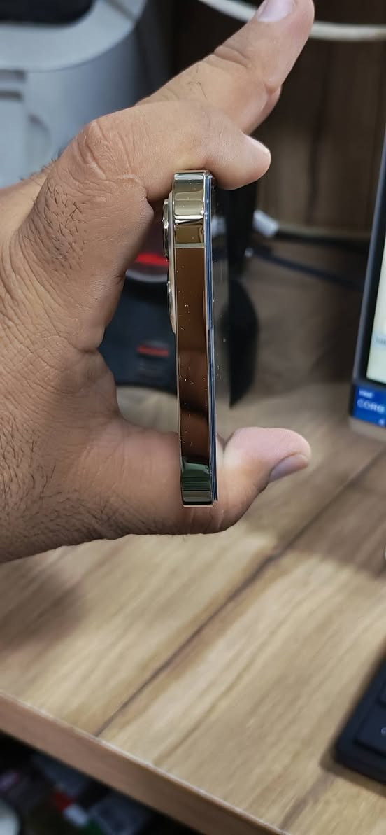 ايفون 12 برو ماكس 256 ذهبي 
نظيف جدا الجهاز وكع مني و وكفت بصمه و الوجه و صار بي دائره سوده ب شاشه موضحه ب صور 
 صحه البطاريه 100 % مبدله نوعيه ممتازه 
للبيع بسعر 300 الف دينار مكاني بابل 
توصيل ما عندي للتواصل ***********

نص مكتوب في الصور:
- ٥:٠٤ حالة البطارية والشحن رسالة مهمة حول البطارية تعذر التحقق من أن بطارية هذا الـ iPhone بطارية أصلية من Apple. قد لا تكون التفاصيل دقيقة تمامًا. لمعرفة المزيد الحد الأقصى للقدرة ١٠٠٪ هذا قياس لقدرة البطارية مقارنة بقدرتها عندما كانت جديدة. قد تتسبب القدرة المنخفضة بتقليل ساعات الاستخدام بين عملية الشحن والأخرى. أقصى قدرة للأداء الـ iPhone غير قادر على تحديد عمر البطارية. شحن البطارية المحسن للحد من استنزاف عمر البطارية، يتعلم الـ iPhone من عادات الشحن اليومية، بحيث ينتظر ولا يتجاوز ٨٠٪ حتى يحين موعد حاجتك إلى استخدامه.