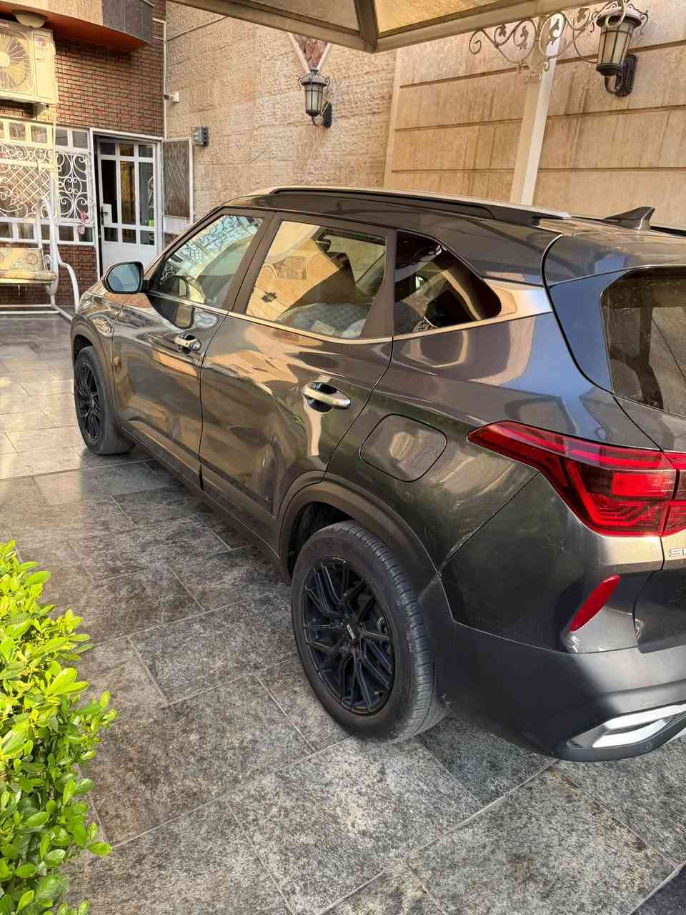 كيا سلتوس 2022
اعلى فئة SX 

بصمة تشغيل عن بعد 

كشنات كهرباء

كشنات تدفئة تبريد

أنظمة قيادة 

كاميرا خلفية 

محرك 1.6 لتر تيربو GDI بقوة 175 حصان.

ناقل حركة DCT دبل كلتش 7 سرعات.

دفع رباعي AWD.

شاشة 10.25 إنش مع ملاحة.

نظام صوت Bose.

فتحة سقف.

جنوط 18 إنش.

مصابيح LED.

شاحن لاسلكي.

أنظمة أمان مثل المحافظة على المسار، مراقبة النقطة العمياء، والفرملة التلقائية.

ماشية 102  وسونار وصور الحادث مرفقه في المنشور  فقط باب الجنطه صبغ

السعر   127  للاتصال  ***********

نص مكتوب في الصور:
- 11511969 - 04/21/2022 IAA, INC. ©
- 11511969 - 04/21/2022 IAA, INC. (C)