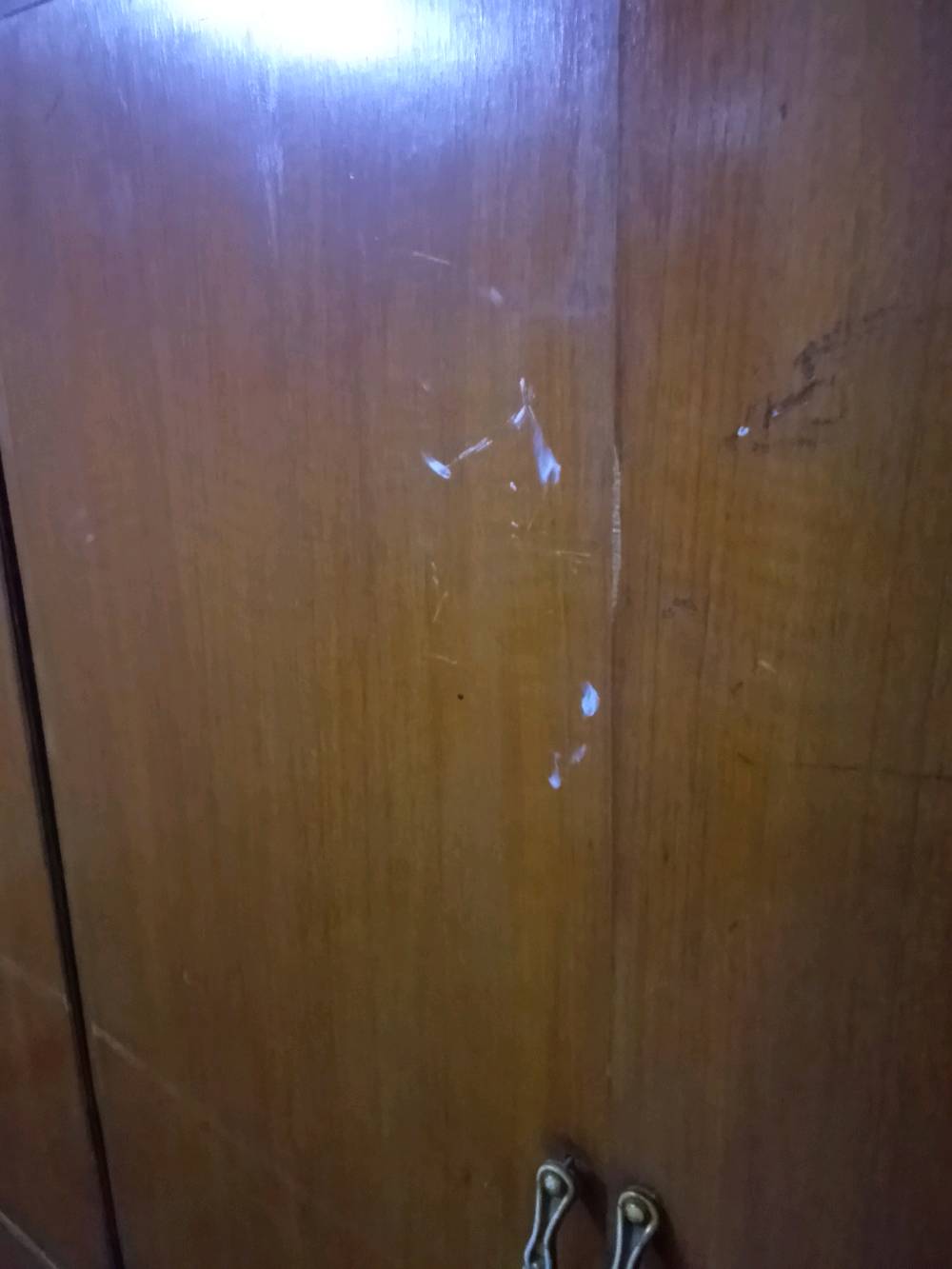 كنتور ست ابواب وملحقات ثنين خشب زين ونضيف وخشبة الزان نضيف ومابي اي ضرر باستثناء اليدات مال باب واكو صبغ شوي بلباب موضح بالكنتور خير من الله وسعرة بعد كلش زين