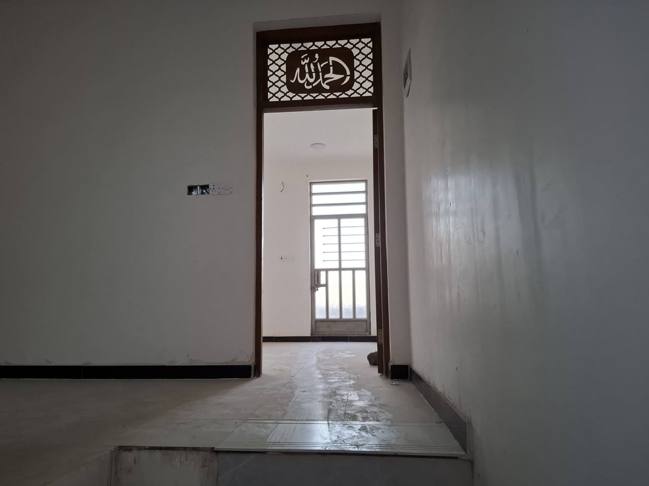 يالله السلام عليكم اخون بيت للبيع مساحته 50متر طابقين كامل مابي اي نقص الموقع الزعفرانيه شارع الجواهري للاستفسار الاتصال على الرقم ***********
