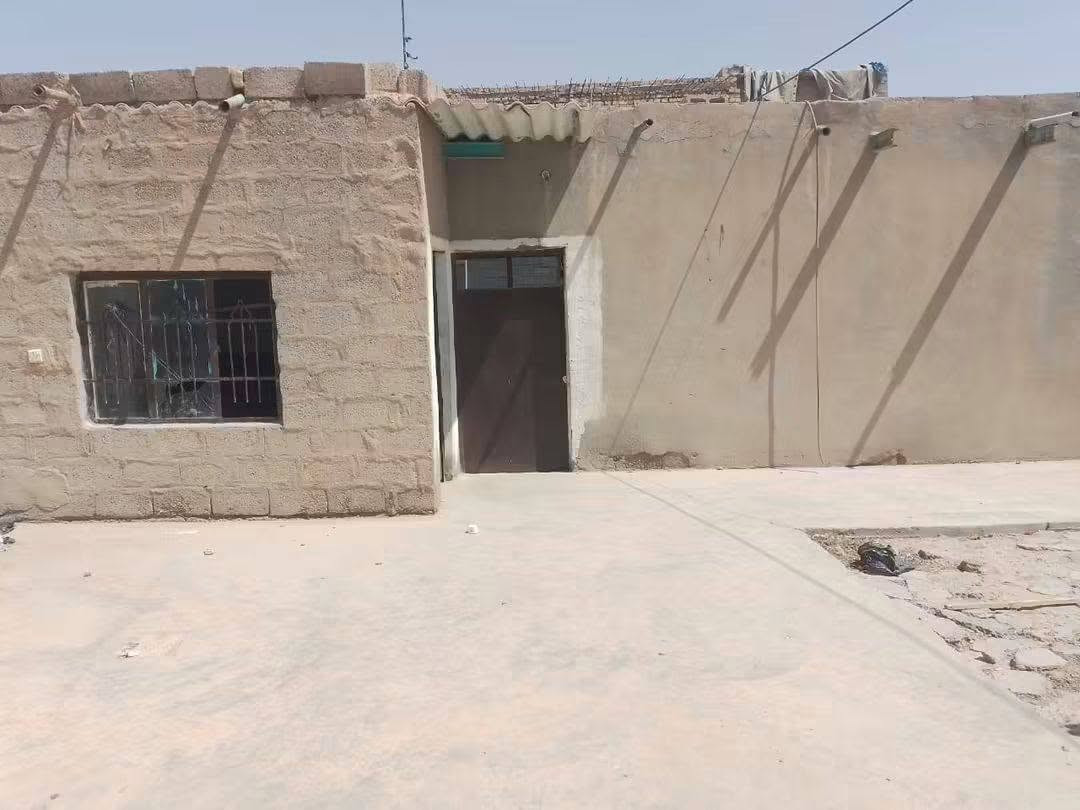سلام عليكم بيت للبيع بالخماس متكون من غرفه 
نوم وصاله وستقبال وطبخ مساحته 175م جاهز 
من ماء وكهرباء وجاري للاتصال ***********
