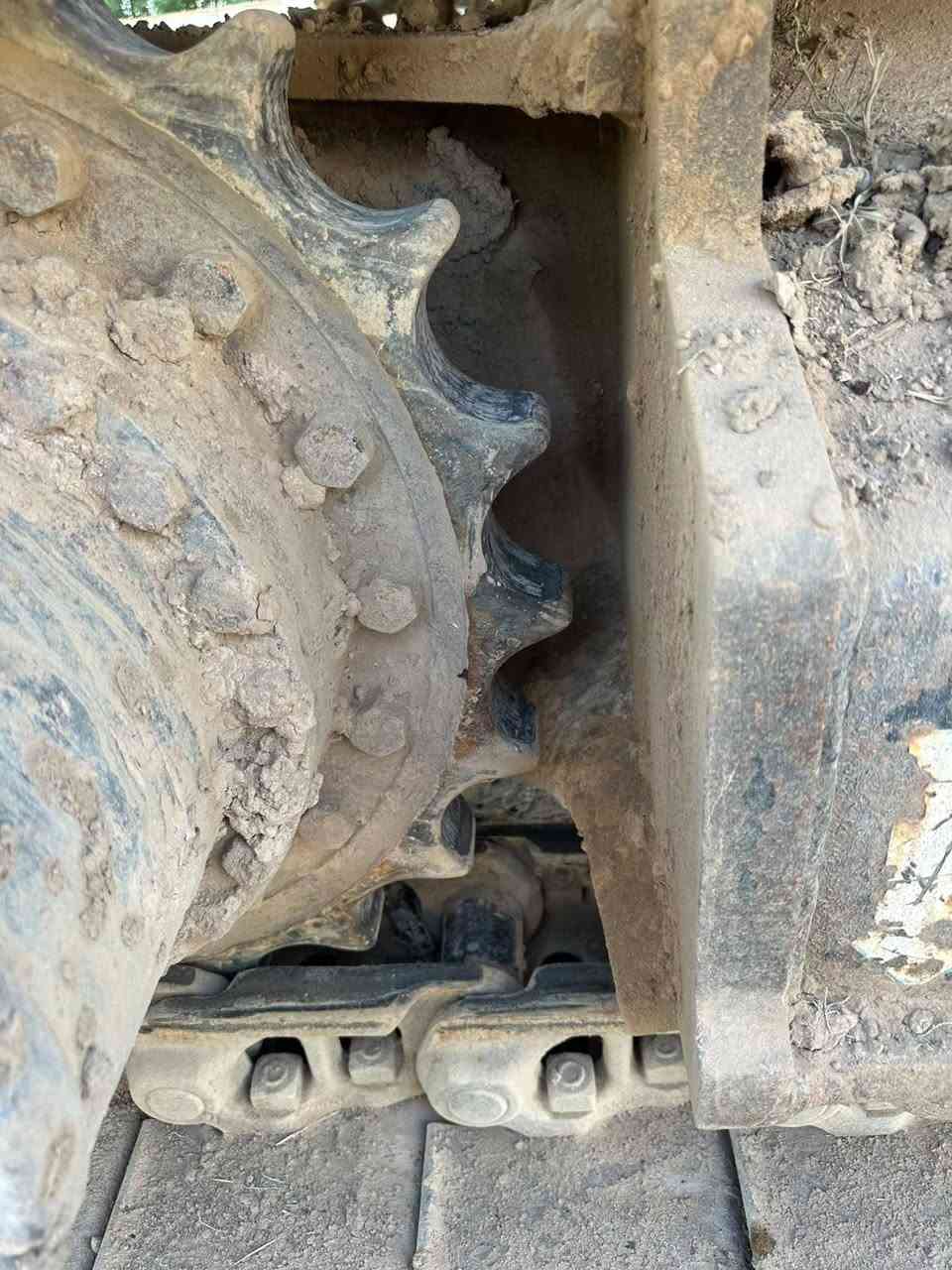 سلام عليكم البيع حفارة زت ثري رقم واسط مكفوله كفاله عامه جاهزه العمل مأسسة جك همر موديل٢٠١١ ساعة العمل ٨٠٠٠ الف محرك مضخة  مامفتوح  بيه برقي سنويه جديه ٢٠٣١ حداديه ١٠٠بل ١٠٠ مانقصه شي ***********
