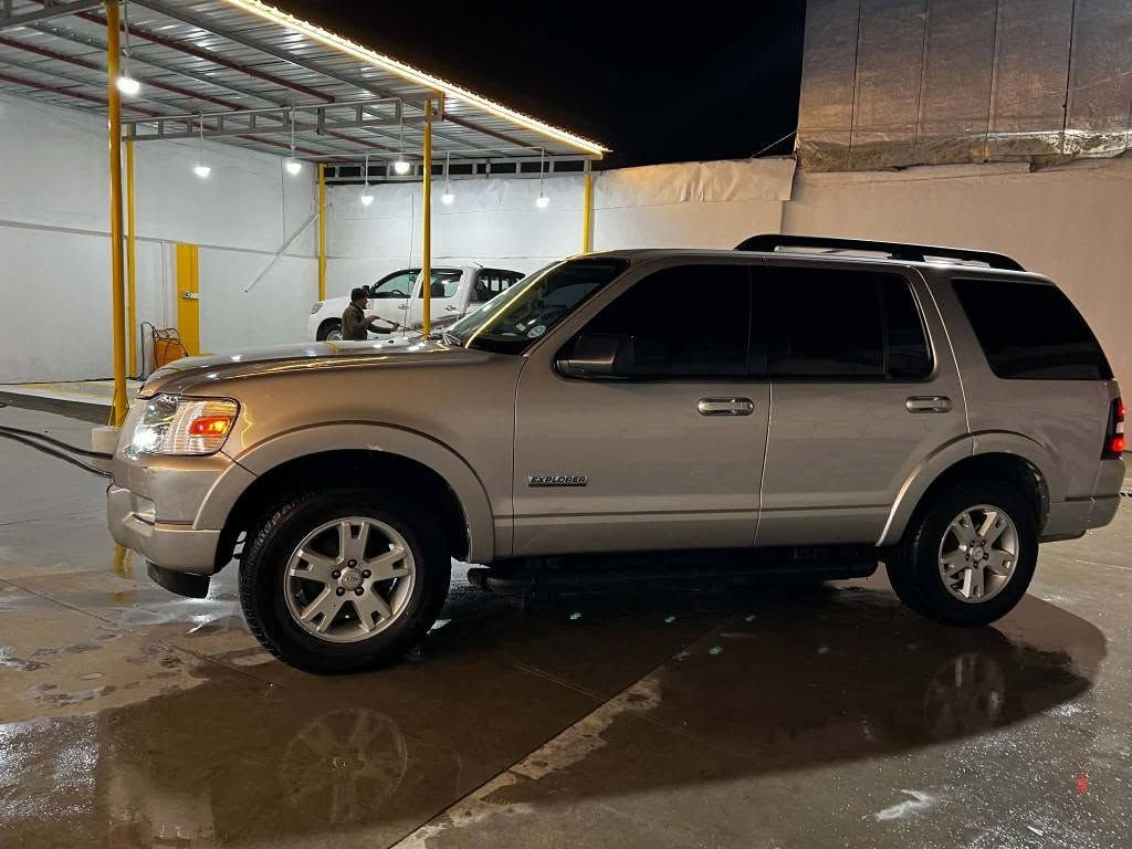 🚘 فۆرد ئێکسپلۆرەر (Ford Explorer) ٢٠٠٨ - زۆر خاوێن 🚘
سڵاو هاوڕێیان، سەیارەیەکی خێزانی و توندوتۆڵ بۆ فرۆشتن:
 مۆدێل: 2008
 ڕەنگی ناوەوە: زەرد (کریمى) زۆر خاوێن و بێ عەیب
 تەقە و ڕەقە: بەشەرتی توندوتۆڵی، هیچ مەسروفێکی تێدا نییە و ئامادەیە بۆ لێخوڕین.
 لێدراوی نییە (بێ لێدران).
 تەنها چەند جێگەیەکی زۆر بچووکی بۆیاخە لەسەر ساردی و جوانی، بێ ئەوەی زەبری بەرکەوتنی هەبێت.
تێبینی: سەیارەکە زۆر بە پاكی ڕاگیراوە و گونجاوە بۆ ناو شار و سەفەری دوور.
 شوێن: ڕانیە
 نرخ: [٦٦ گەڵاو مامەڵە]
📞 بۆ پەیوەندی و زانیاری زیاتر: ***********] رانية, السليمانية
