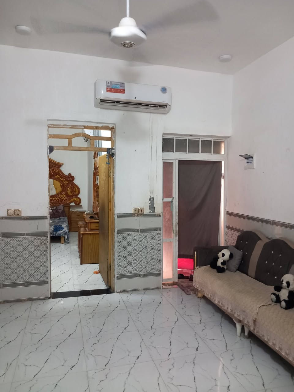 بيت البيع على حوالي مقابل شارع ٣٠.   ١٥٠ متر طابو غرفه وصاله ومطبخ وديوانيه والقاط ثاني غرفتين وصال فرمستون ماي وكهرباء ومجاري بلوك عكاده القاط ثاني عوزه الباخ وبياض سعر ٤٦ تكدر تسحب علي سكان عل قاط ثاني ستفسار *********** ***********
