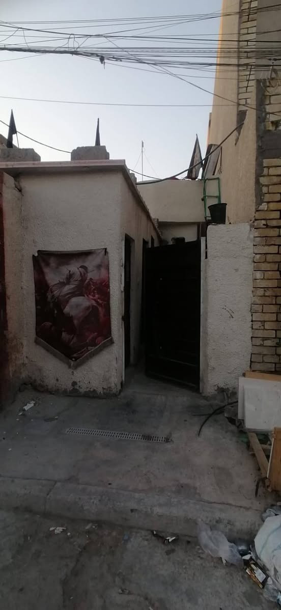 مساحته ٤٨ متر واجهه ٣ نزال ١٦ طابق واحد طرمه خدمات صحية معزوله مطبخ زغير و صاله و بالاخير غرفة نوم السقف صب مسلح العنوان الشعب الديوان شارع 25 مجاور العمارة الجديدة منطقة كامل خدمات طابو ملك صرف سعر 52بي مجال ***********
