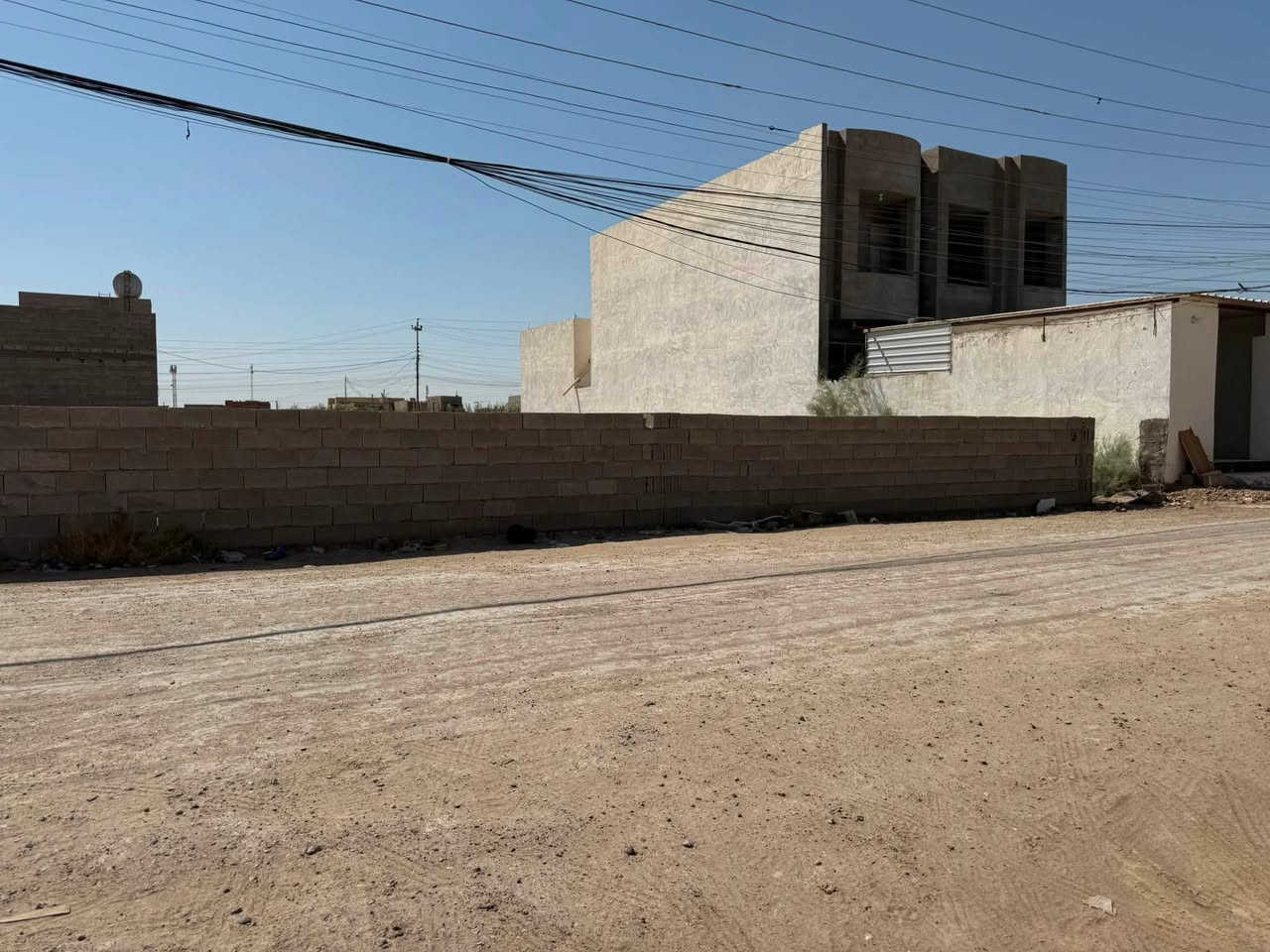 قطعة ارض للبيع الموقع شارع ستين خلف سكة القطار المساحه ٣٠٠م نزال ٣١وجه ١٠ لأستفسار اتصال ع رقم ***********
