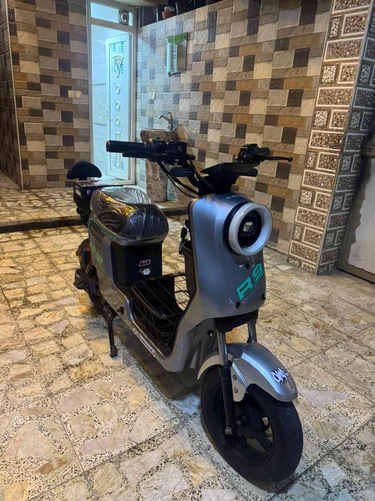 السلام عليكم دراجة شحن للبيع نوع R9
موديل 26 
5بطاريات الاكبار ونلي جدد 
نضام مثبت سرعه 
تشغيل عن بعد 
انذار ضد السرقه 
قفل استيرن 
لايت عالي وناصي 
اشاير يمنه ويسرى 
دبل اشارة 
هورن 
4 نمر سرعه حقيقي 70 
تايرات 2 جدد 
سويج 2+بصمه 2
حساسات بريك امامي وخلفي 
مكاني بغداد البلديات 
السعر 380و بيها مجال بسيط
الاستفسار *********** بس رصيد
الاستفسار ***********بس واتساب
