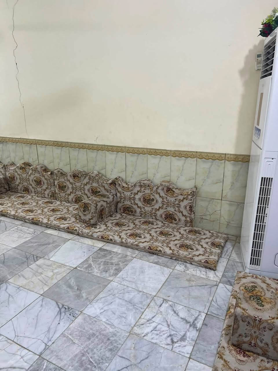 السلام عليكم 
بيت للبيع ناصرية حي الفداء رقم العقار ١١٠/٢١٠٨٨
طابقين عگاده مساحة ٢٠٠ م
يحتوي على ٦ غرف واستقبال وصاله ومطبخ
ارضيه جديده بيت من الداخل جيد عالي عن الشارع تبليط بالباب السعر ١٤٥ مع المجال 
***********

نص مكتوب في الصور:
- sound on!