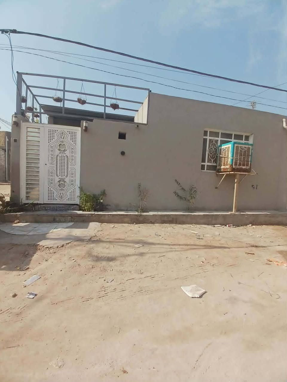 السلام عليكم بيت للبيع🏠 
المساحه ١١٠ مربع السعر ٢٦ وبي مجال  قليل العنوان شارع المطار القديم قرب اسواق الامير اتصال ***********  واتساب النجف, العراق
