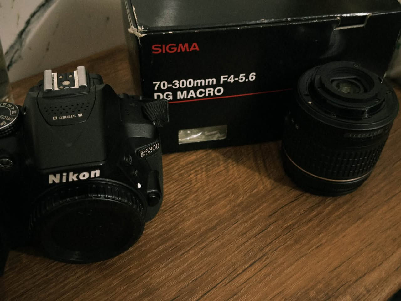 نيكون D5300 للبيع استعمال بسيط 
نظافة 90%
شغالة 100% وما بيها اي عطل
ما مفتوحة ولا داخلة صيانة
وياها 
عدسة Nikon 18-55mm VR الأصلية
عدسة Sigma 70-300mm Macro
بطارية و شاحن اصليات
رام 32

واتساب  ***********
