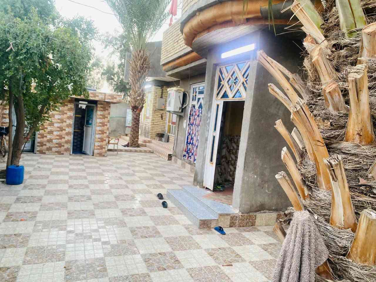 السلام عليكم 
بيت للبيع مساحه ٢٥٠ متر 

بيت جاهز ماناقصه شي غرفتين مطبخ بارد +حار واستقبال 

خدمات /كهرباء +ماء +مجاري +نت ضوئي +خط مولده 

📌موقع التنمية ناحيه سيد الشهداء 

للاستفسار ***********📞
