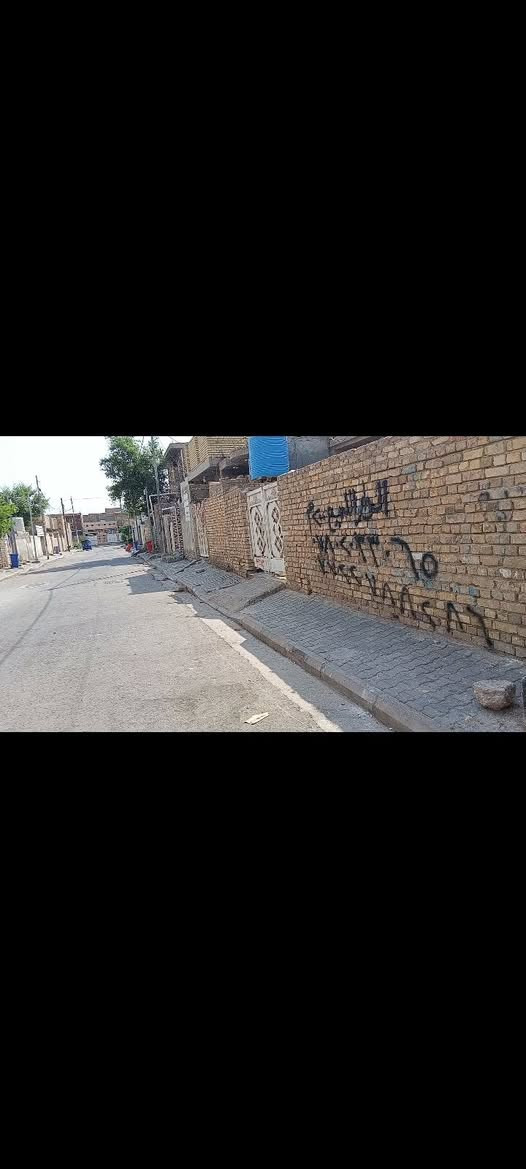 بيت للبيع بزين القوس شارع الملا قريب مدرسه عمود الدين طابو صرف رسمي المساحه 200 متر يحتوي على استقبال ومطبخ وصاله  وصحيات وحمام وحديقه وبي غرفتين وره مترؤكات ما مبنيات مثل ما موضح بلصور والفديو *********** السعر 90 وبي مجال
