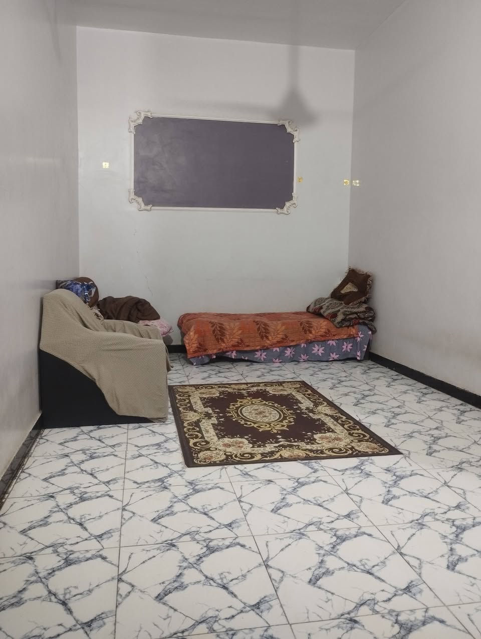 سلام عليكم بيت خلفي لبيع مساحه 100 طابقين طابق اول  يتوفر من ديوانيه صاله غرفه مطبخ منور صحيات درج بره طابق ثاني غرفتين صالحه مطبخ صحيات بنيان جديد دربونه متره ونص مكان ناصرية حي اور ثانيه شارع سبيس قرب مدرسه جماهير ع ساحه بيت حديقه بره ***********
او ***********
