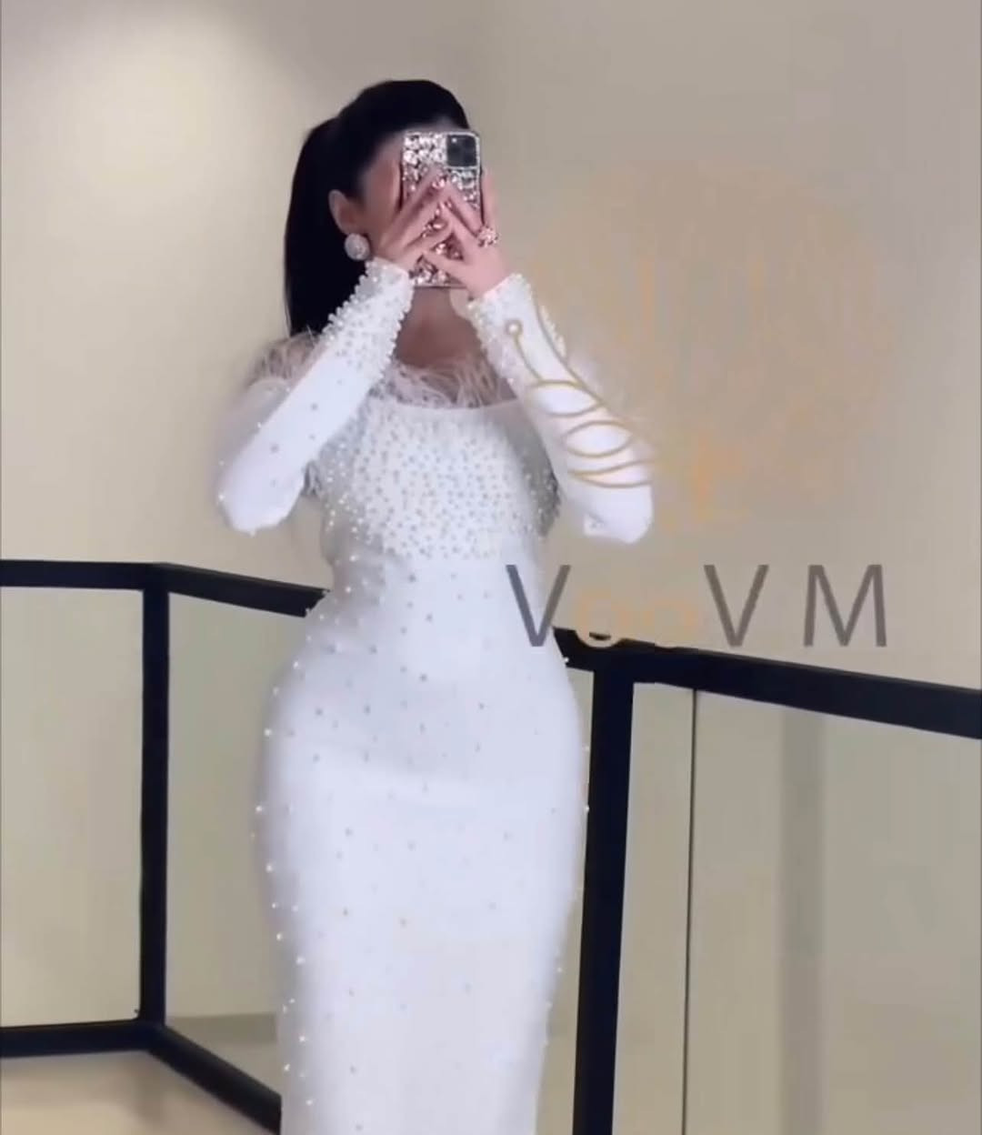 فساتين ملبوسه ساعه وأسعار مناسبه لاستفسار على الرقم *********** الجوري اشتريته ١٠٠و أريده ب ٧٥و بي مجال و الأبيض ب ٧٥و أريده ٦٠

نص مكتوب في الصور:
- V.VM