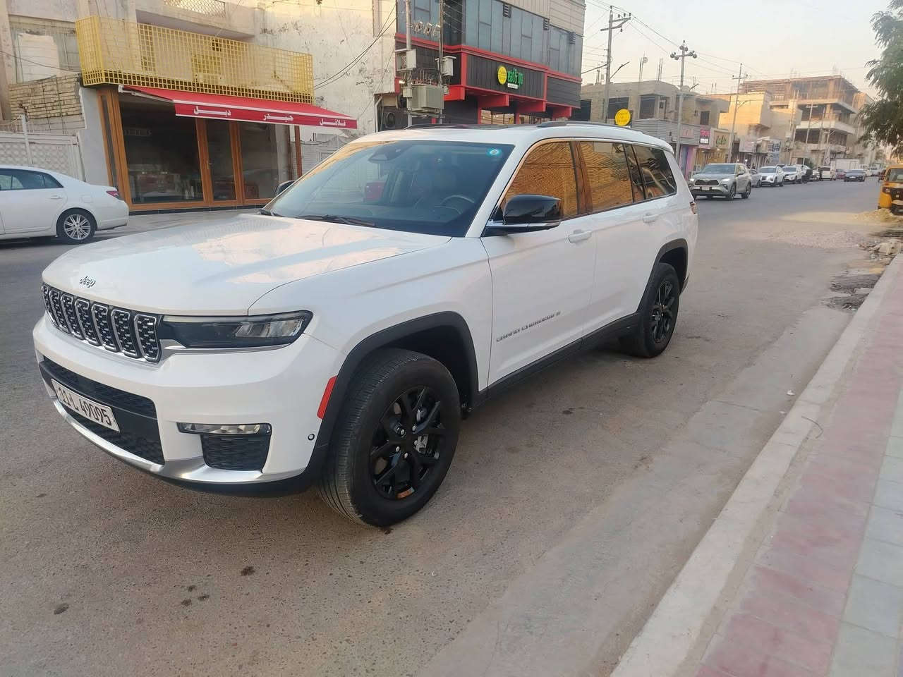 جيب لاريدو موديل 23 فول مواصفات 7 راكب كشنات منفصل سياحي جلد كامرات جانبيه حساسات خلفيفه اماميه رادار كامرات ع كشنات تتحكم صندوك كهرباء بنو راما وبعد هوايه مواصفات الي جانيه يعرفه السعر 310 حادثها جاملغ وبنيد السياره بالعماره *********** مراوس اونقد الي موشراي لايتصل
