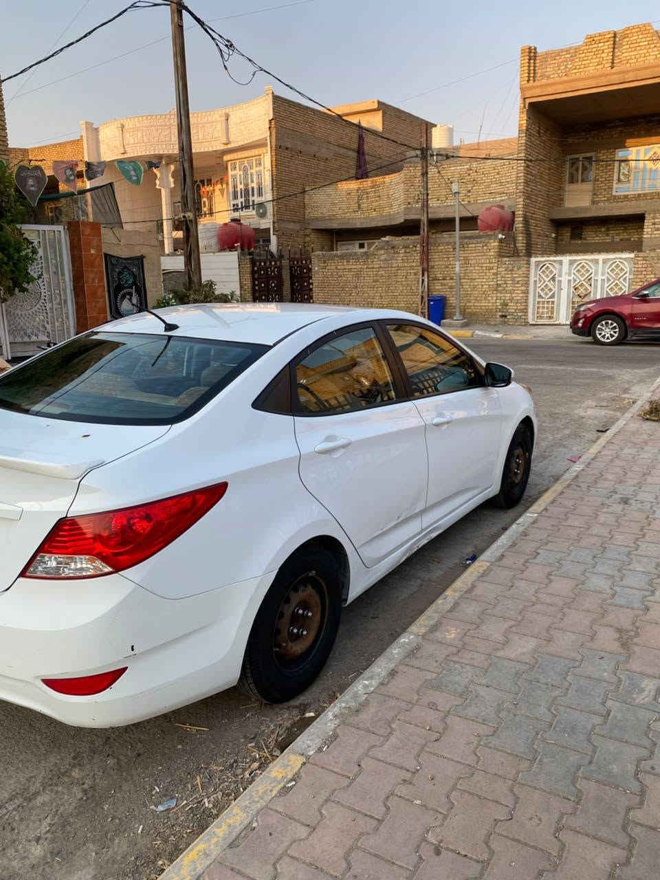 السلام عليكم 
اكسنت 2018 خليجي 
السيارة حلوة جديدة استخدام شخصي 
مامتعوبة
محركها 1400 
سونارها موجود بالمنشور مجرد رشات للجمالية فقط 
رقم واسط باسمي تحويل ثاني يوم 
٨٢ ورقه وبيها مجال بسيط 
مكانها الكوت مركز المدينة
***********
