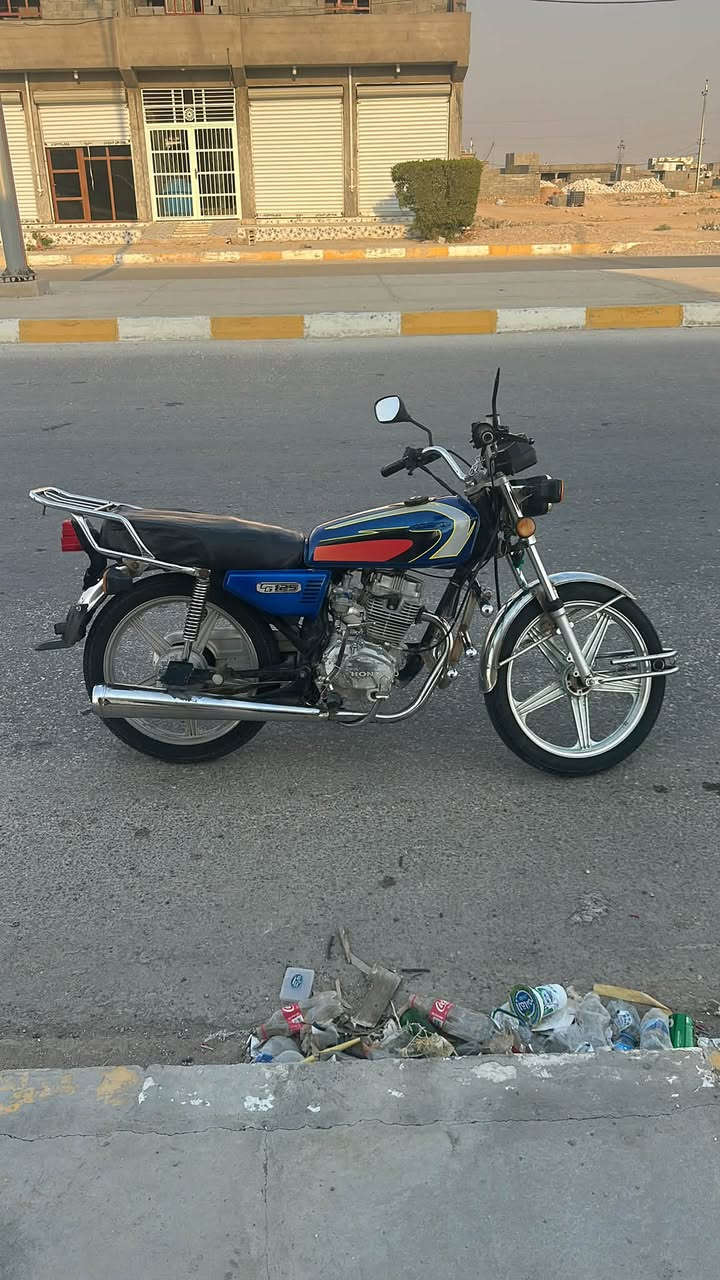 للبيع ايراني.   نضيف 
دراجه شغاله جاهزه   
دراجه 
نشاط  حلو
نضافه كدام العين 
السعر.     280.     مكان الانبار حديثه 
***********
