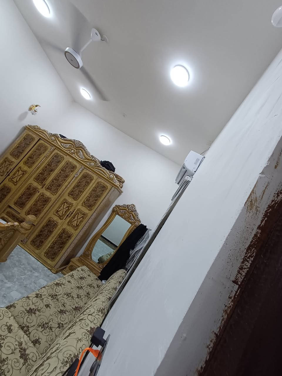 بيت   200 م للبيع
في الجزيرة   _ باب الهوى_ قرب مدرسة الجزيرة الرابعة

التفاصيل : 2 غرفة ومطبخ + استقبال وصالة وصحيات  البناء حديث شخصي
السعر =  70 مليون

عنوان المكتب : اليوبه مقابل جامع الهادي :
***********
