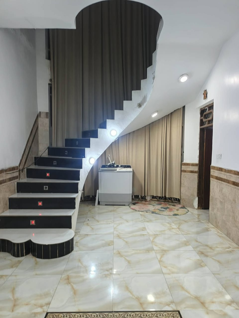بيت للبيع مساحه 230متر زراعي عقد 25 ع طريق السنيه نزله معمل اصباغ يبعد عن شارع العام 300متر بيت كامل ماعدا لبخ الخارجي
بيت للبيع مساحه 230متر زراعي عقد 25 ع طريق السنيه نزله معمل اصباغ يبعد عن شارع العام 300متر بيت كامل ماعدا لبخ الخارجي
بناء طابوق صب كونكريت بيه غرفتين وصاله ومطبخ واستقبال صحيات خارجيه ***********
