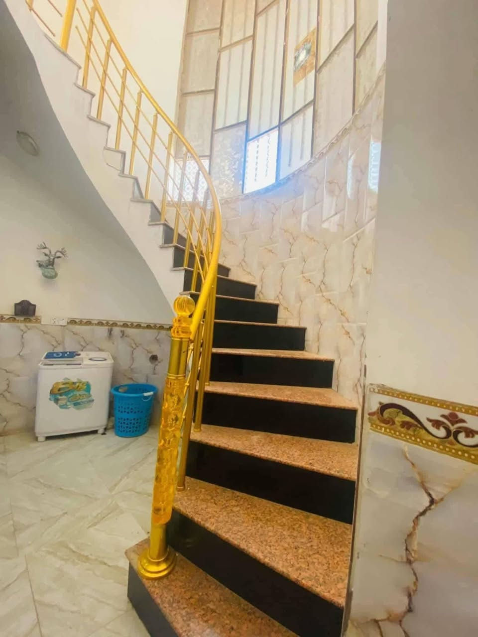بيت للبيع • ٢٥٠م • طابقين