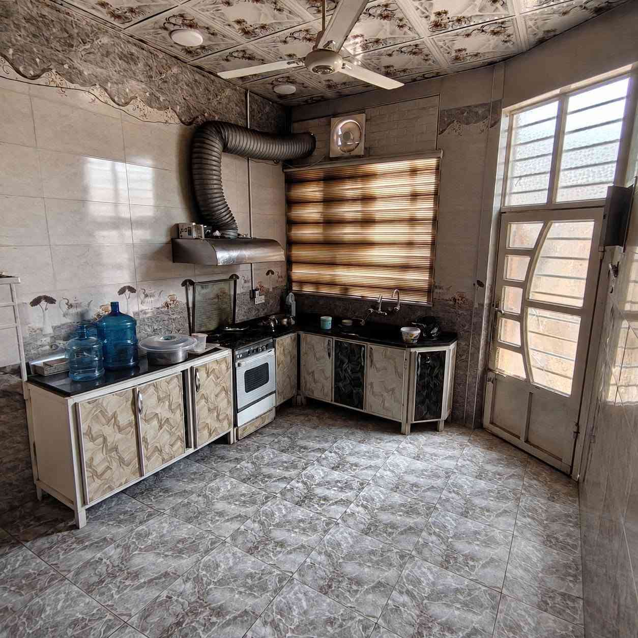 دار للبيع مساحة 100متر10x10  الطابق الارضي يتكون من استقبال 6x4  مطبخ3x4
صاله 6x4 مجمع صحيات داخلي  وحمام +تواليت خارجي

الطابق العلوي يتكون من صاله 6x4  مع حمام +تواليت مع مخزن كبير مع غرفتين غير مكتمليتين البناء 
ملاحظة..البيت الاساس كونكيت مع السقف وجدران  بورك +سيراميك والأرضية بروسلين
العنوان كوفه شارع المعمل مقابل مدرسه السفير شارع 10متر 
السعر 50مليون الاستفسار ***********
