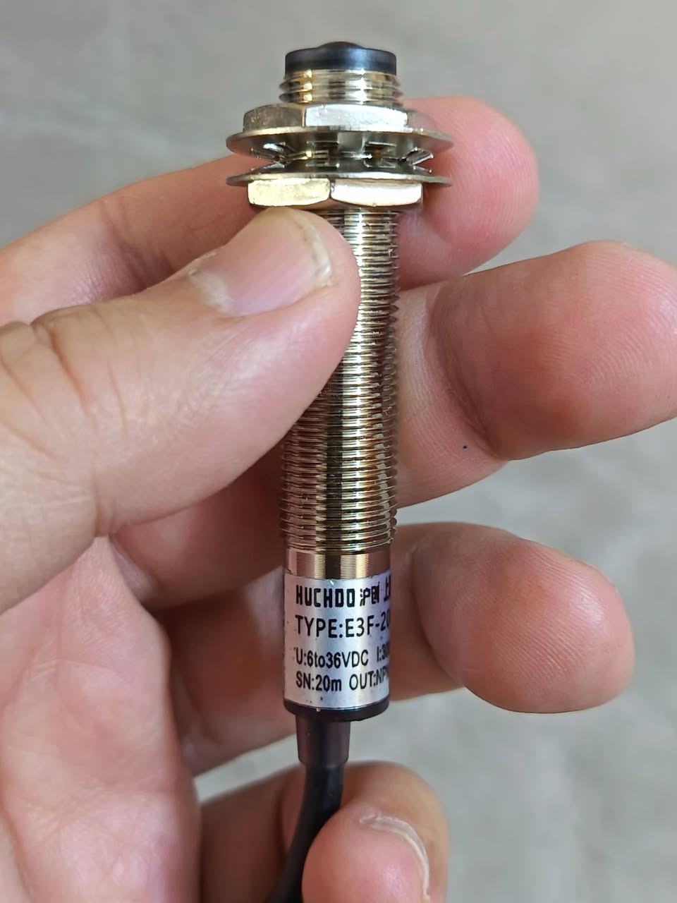 حساس قرب كهروضوئي (Photoelectric Proximity Sensor) أسطواني الشكل، ويحمل الموديل E3F-20C1.يعمل هذا الحساس بجهد تيار مستمر (DC) وبمخرج من نوع NPN مفتوح عادة (NO).يتميز بمسافة كشف طويلة تصل إلى 20 مترًا، مما يجعله مناسبًا لتطبيقات الأتمتة الصناعية المختلفة.

متوفر ١٠ فطع. التواصل عالخاص او واتساب ***********. يوجد توصيل لكل المحافظات.
