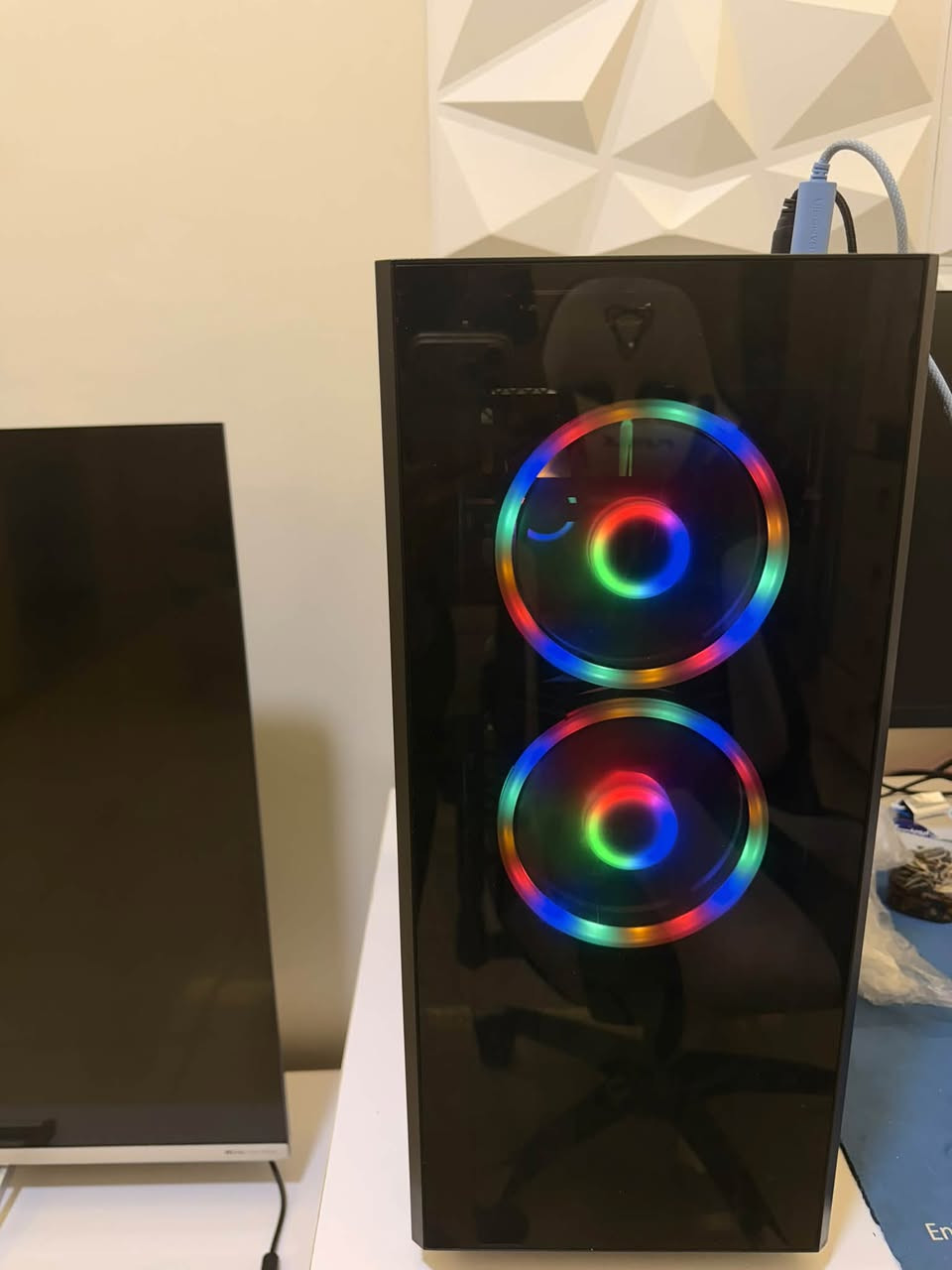 السلام عليكم  PC
المعالج (CPU): Intel Core i5-12400F
اللوحة الأم (Motherboard): ASRock H610M-HDV/
كرت الشاشة (GPU): Gigabyte RTX 3060 Ti AORUS 8GB
الرامات (RAM): Lexar ARES RGB 16GB (2x8GB)
التخزين (Storage): 256GB SSD + 500GB HDD
تبريد المعالج: DeepCool AG400 ARGB
مزود الطاقة Aura GP750w
سعرها 900 الف 
***********
