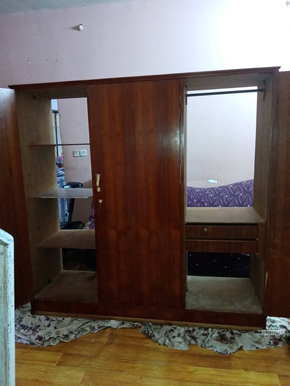 كنتور 3ابواب حطاطه شغل ثكيل داخل خارج صاج
.سرير نفر صاج عدد 3.
فلوجه معلمين. ***********

