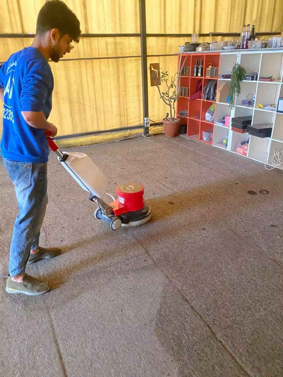 تعلن شركة الانيق عن تنظيف وترتيب مكاتب مدراء الدوائر با اسعار مناسبة للحجز ۷۷۱۲٣٥٣٢٥٣ ابو احمد شركة الانيق للتنظيف والغسيل الموقعى..... عندك بيت جديد ومحتار من ينظفة الك عدنا كادر متخصص بالتنظيف والتلميع يعجب ويوكع على الجرح ......

عندك تحويلة لبيت جديد ومتردد لان ما منظف.. تطلع الشركة تنظفة الك وتدلل

للحجز والاستفسار اتصل ۰۷۷۱۲۳۰٣٢٥٣ ابواحمد.

شعارنا (وين ماتكون نجيك)

نص مكتوب في الصور:
- الانيق شركة الانيق للتنظيف الموقعى *********** ***********
