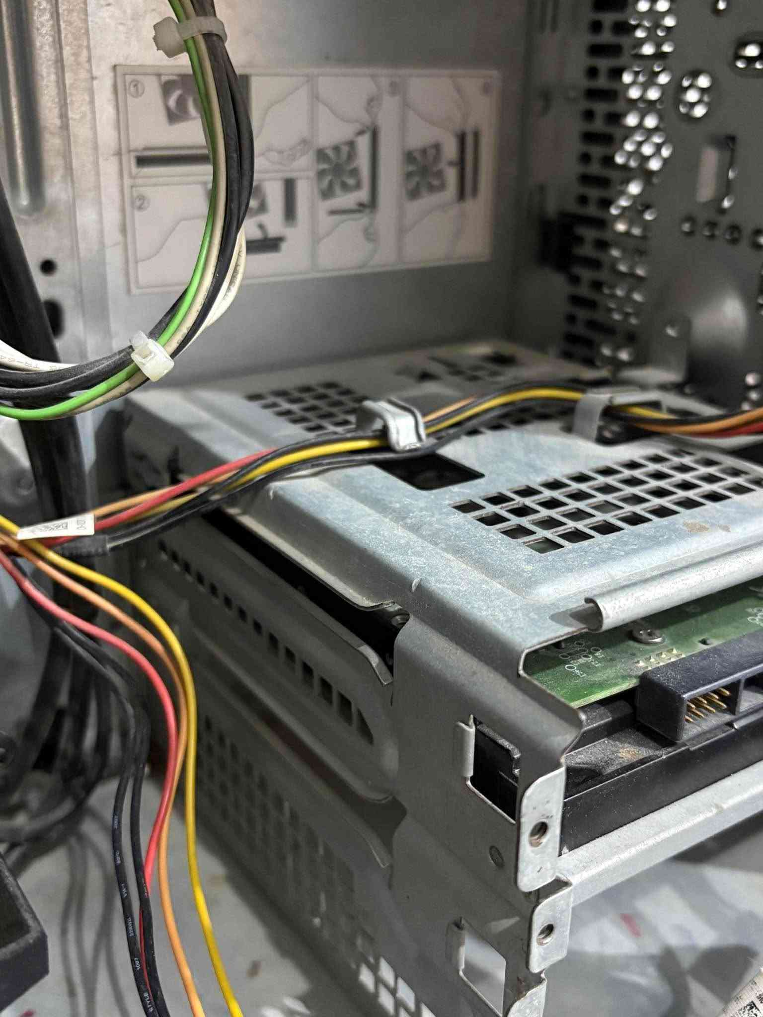 Intel Core i5-4590
* كرت الشاشة (GPU): NVIDIA GeForce GTX 1050 Ti
* الرام (RAM): 8GB
* التخزين:
    * SSD سعة 128GB
    * HDD سعة 500GB
* الشاشة: موجودة ضمن التجميع

السعر 250 الف نهايته
رقم التواصل ***********
العنوان بصرة - المطيحة البصرة, العراق
