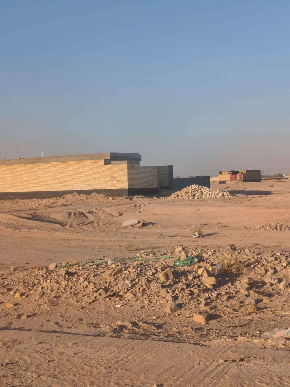 السلام عليكم
عرصه للبيع حي النداء منطقه R1 ع ساحه مفتوحه ع شارع ١٥ من الجهتين الساحه ع طول البلوك بالكامل قريبه ع مجمع المصطفى المساحه ٢٠٠ متر طابو صرف مشموله بالاسكان السعر ٤٨ ونص وبيها مجال قليل للتواصل خاص او ع الرقم ***********
