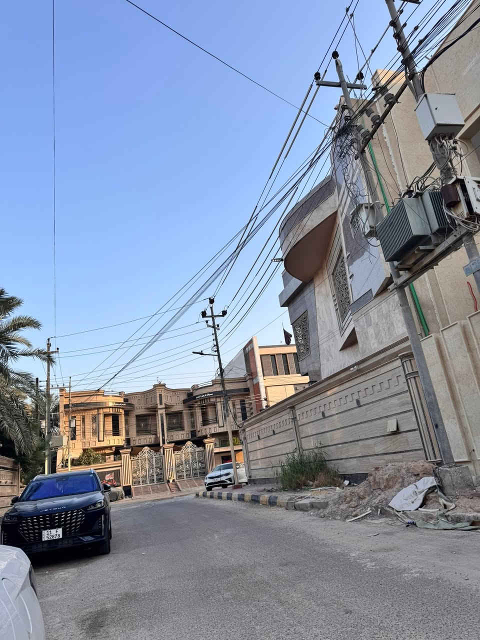 السلام عليكم بيت طابو ملك صرف طابقين للبيع في الجنينة الاندلس المساحة ٢١٤ متر الواجهة ١٠.٧٦ متر والنزال ٢٠ متر الطابق الارضي غرفتين وصالة واستقبال ومطبخ وصحيات ٢ وكراج والطابق الثاني غرفتين نوم وصالة مفتوحة على المطبخ ومطبخ وحمام ومخزن وسطح ودرج داخلي ودرج خارجي معزول السعر ٥٥٠ مليون وقابل للتفاوض 
للاستفسار ***********

