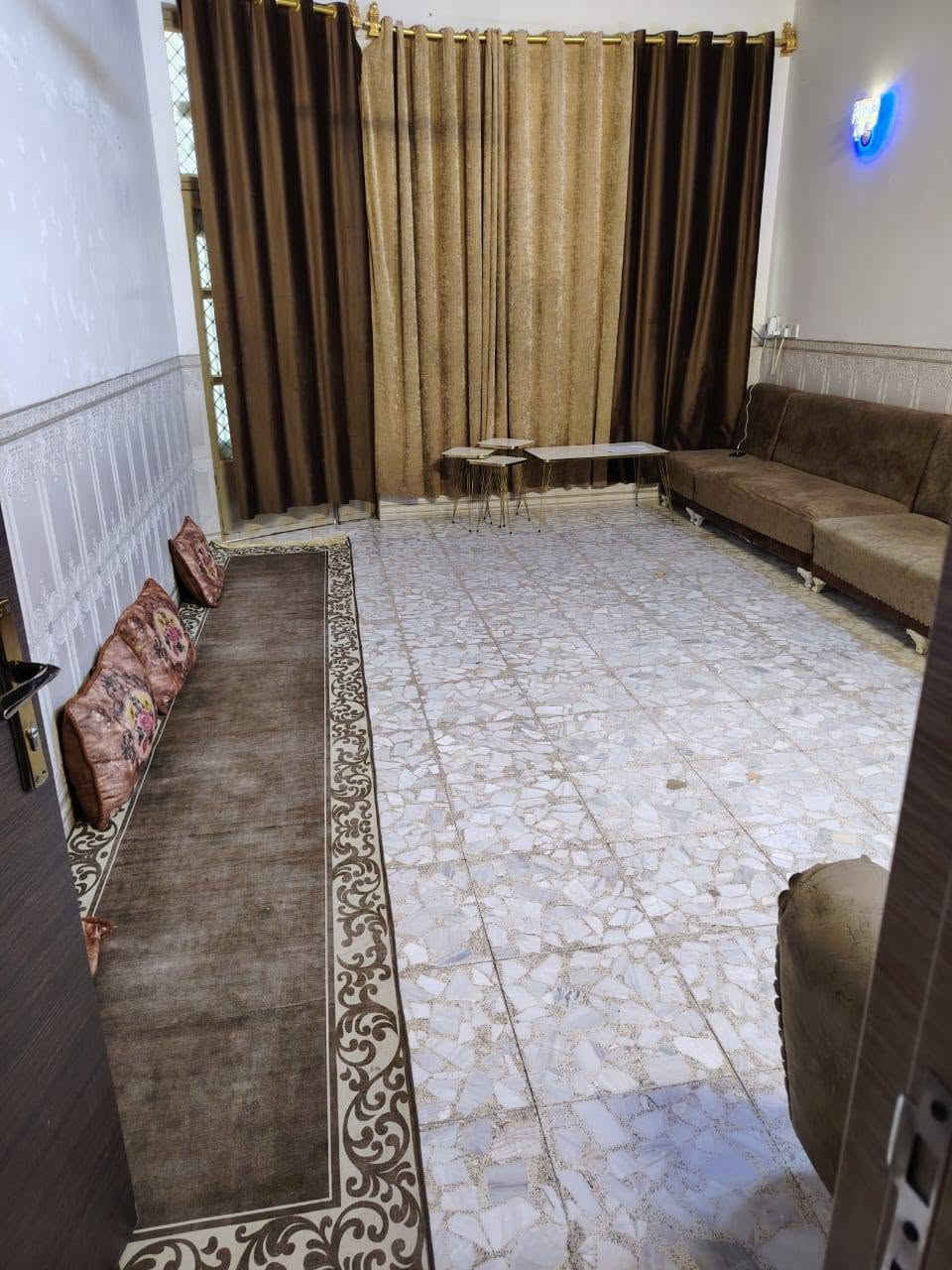 بيت للبيع مساحه 225 متر سهم ٢٥البيت طابقين حي الرياض  بيع مستعجل ***********
