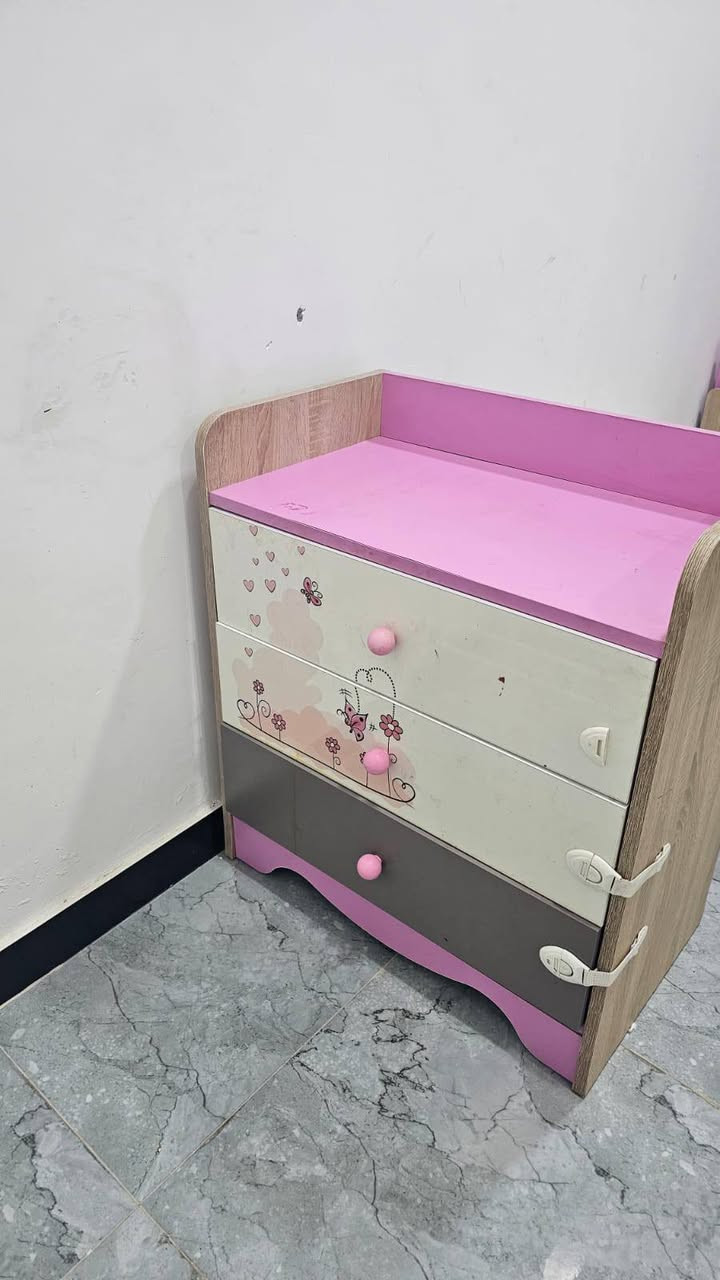 غرفة بنات • نظيفة • خشبي وردي