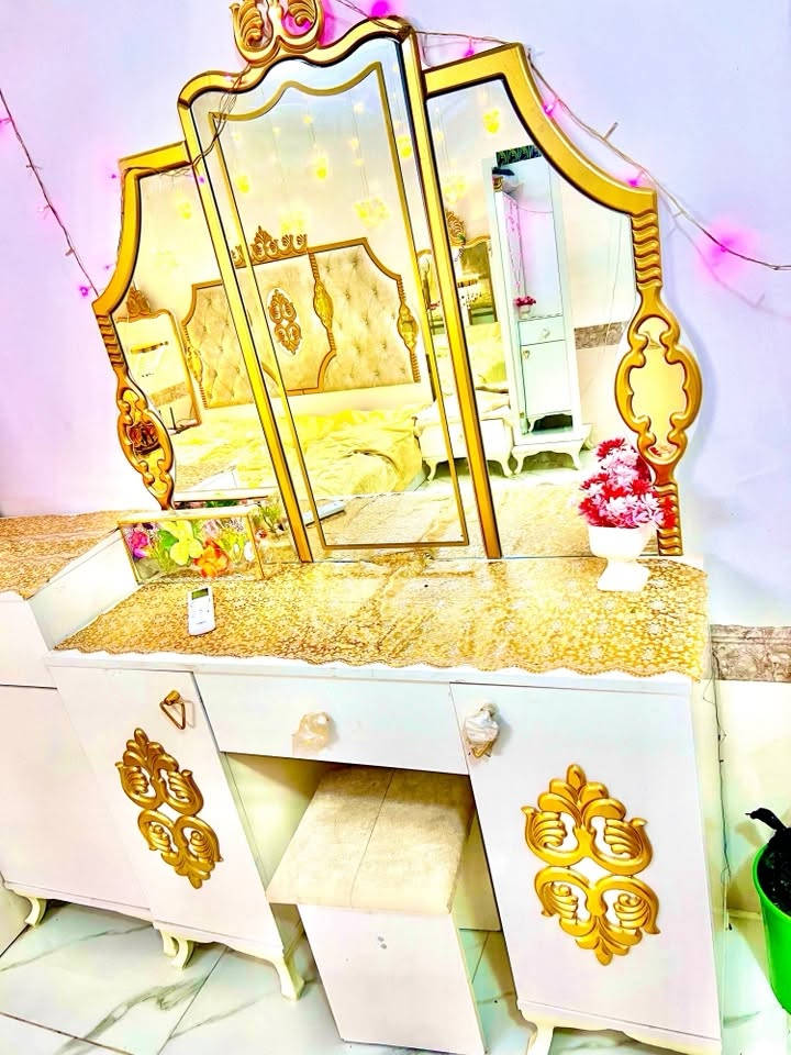 غرفة اخشاب جديدة ومامستعمله مشتريهه بمليون و200رايدهه ب950 قفل المكان الشطرة
الرقم ***********
