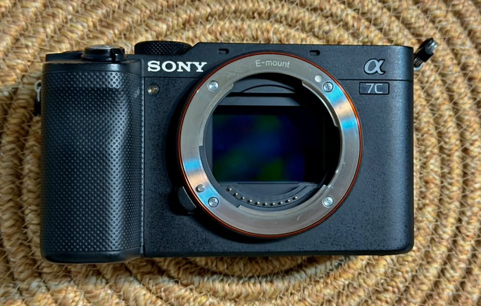 📸 للبيع Sony A7C Full-Frame + عدسة 50mm
فرصة للمصورين وصنّاع المحتوى 🎥📷
كاميرا Sony A7C Full-Frame بحالة ممتازة جداً، استخدام نظيف ومحافظ عليها.

🔥 المواصفات:

• Full-Frame CMOS Sensor
• دقة 24.2MP
• تصوير فيديو 4K حتى 30fps
• تصوير Slow Motion حتى 120fps – Full HD
• نظام تركيز سريع ودقيق Fast Hybrid AF
• تتبع العين والوجه
• تثبيت صورة داخلي 5-Axis IBIS
• ISO من 100 إلى 51200
• شاشة لمس متحركة بالكامل Fully Articulating Touchscreen
• منظار إلكتروني EVF
• Wi-Fi + Bluetooth
• وزن خفيف وتصميم عملي جداً للتصوير الخارجي والسفر

🔭 العدسة:

Sony 50mm — ممتازة للبورتريه، المقابلات، التصوير السينمائي وصناعة المحتوى.

🎁 الملحقات:

✅ ترايبود
✅ حماية / Gelatin
✅ الملحقات الأصلية الموجودة مع الكاميرا
✅ كل شيء ظاهر بالصور داخل العرض

✨ الحالة: ممتازة جداً ونظيفة
📍 الموقع: بغداد 

💰 السعر: [مليون ونص]

❌ البيع فقط، لا أبدل.
📩 للجادين فقط، 
***********

كاميرا Full-Frame احترافية بحجم صغير — جاهزة للتصوير مباشرة 🎬
