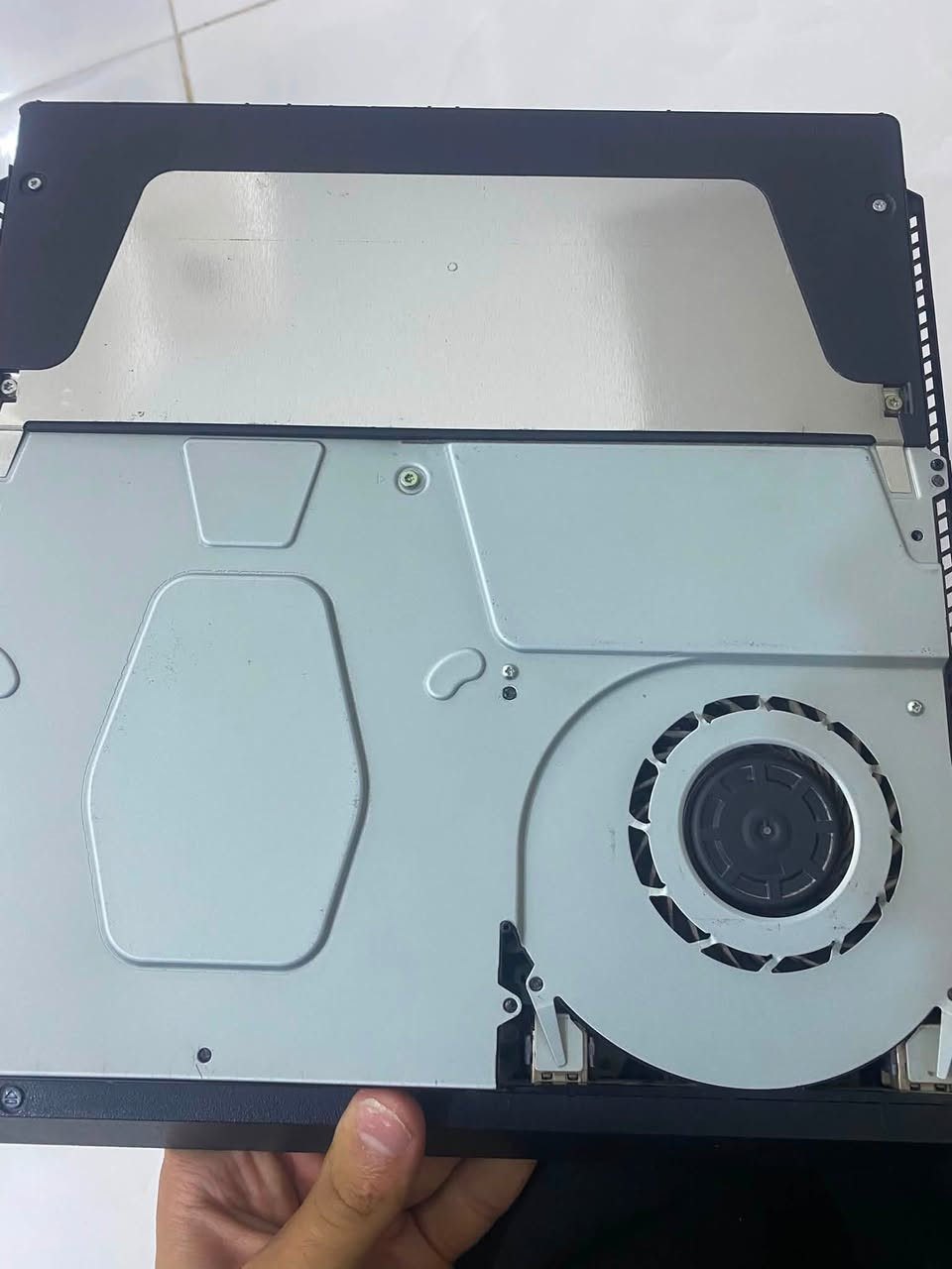 للبيع: جهاز PlayStation نوع لبلي (بلي 4 slim online)

الحالة: بحالة ممتازة ونظيف جداً (استعمال نظيف / محافظ عليه).
الملحقات: يدات تحكم 4 (واحدة منهم أصلية والباقي كوبي) مع شاحن يد تحكم وسلك الطاقة وHDMI الأصلي.
الألعاب: قرص كول آف ديوتي الجزء الرابع + قرص باتلفيلد الجزء الأول + حساب في البلي يحتوي على لعبة The Crew 2 (مستوى 188 و47 سيارة) وFIFA 24.

السبب: التغيير / عدم التفرغ.
السعر: 350 ألف دينار.
المكان: البصرة - الجزيرة.

للتواصل: رسائل الخاص أو الاتصال على الرقم (***********)
